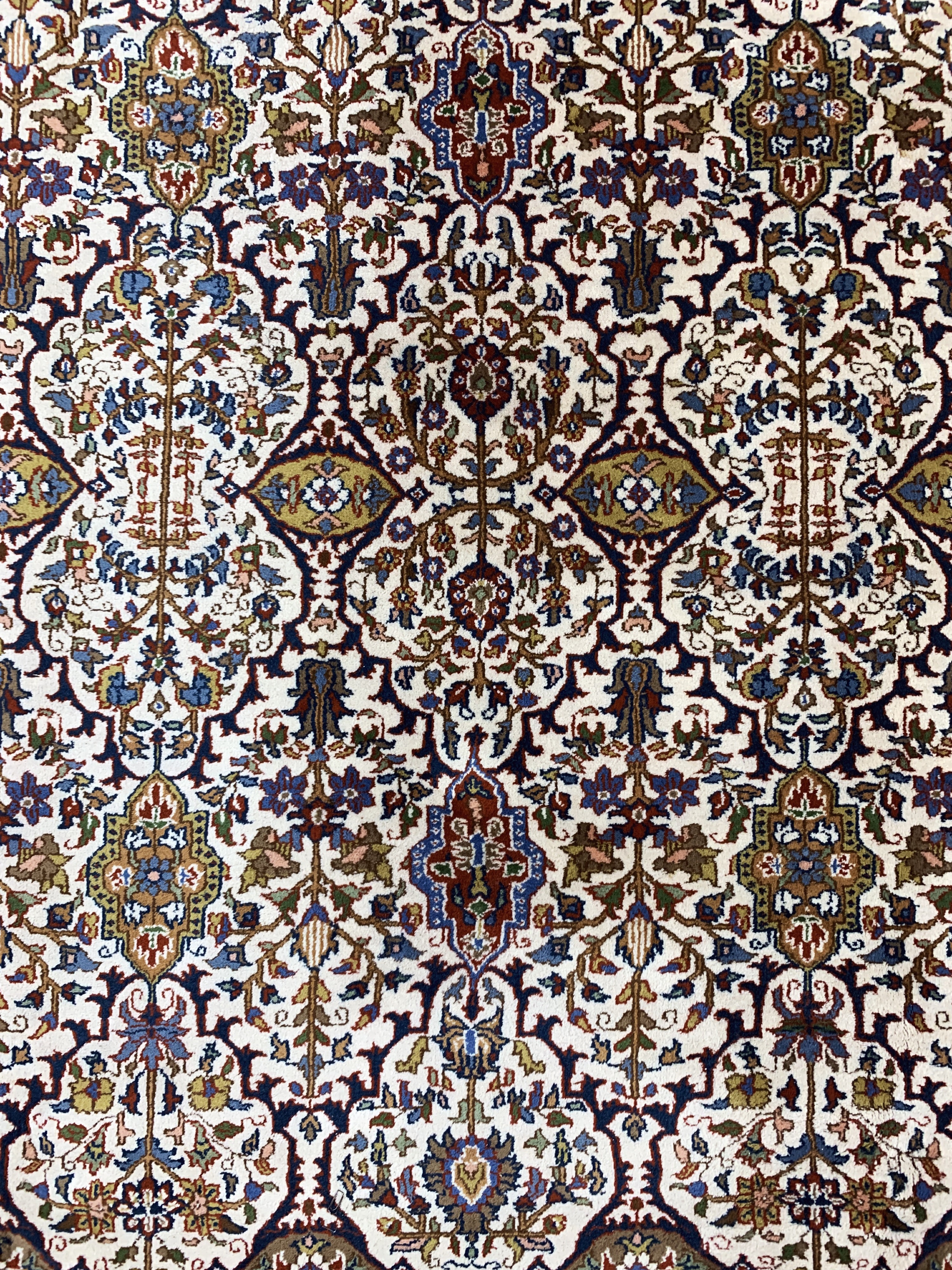 Detail d: Täbriz Tabatabai, Indien, Ende 20.Jhd, Wolle auf Baumwolle, ca. 360 x 250 cm, EHZ: 2