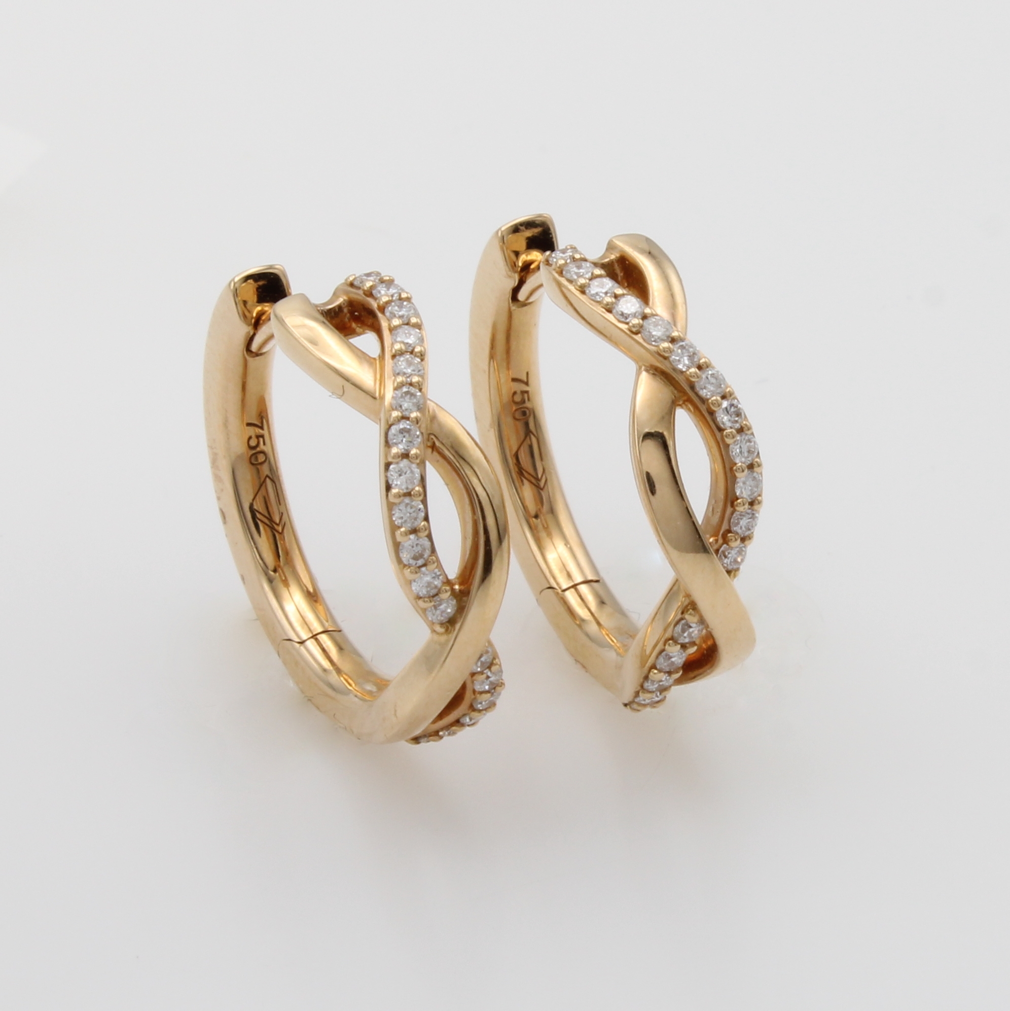 Image 27070859 - Paar Klappcreolen mit Brillanten, RG 750/000,36 Brill. wellenf. gef. zus. ca. 0.24 ct ...