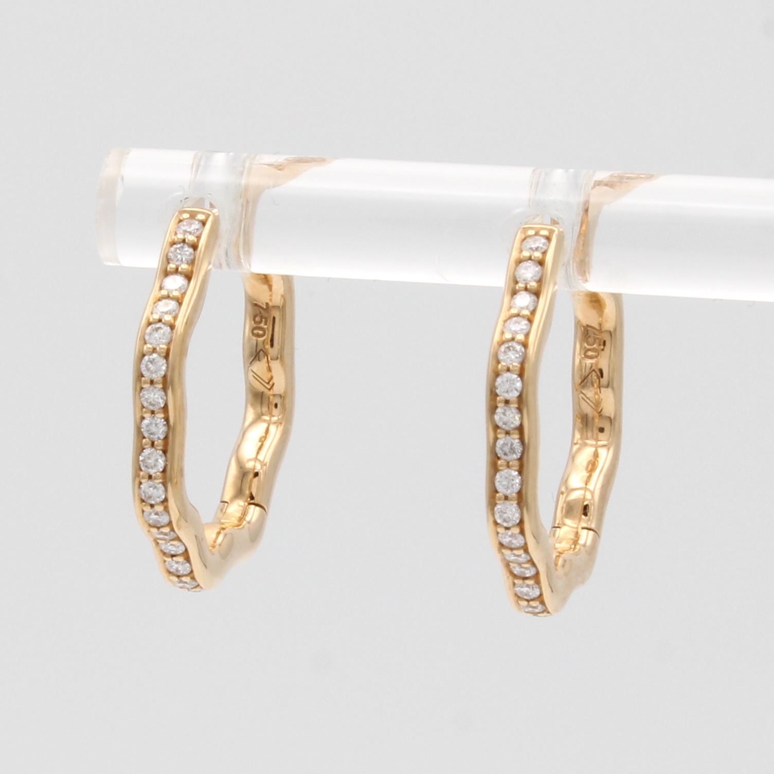 Image 27070882 - Paar Creolen mit Brillanten, RG 750/000, 32 Brill. zus. ca. 0.20 ct Weiß/si, wellenf. ...