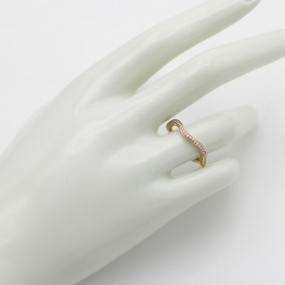 27070883a - Ring mit Brillanten, RG 750/000, wellenf., 57 Brill. zus. ca. 0.30 ct Weiß/si, RW ca. ...