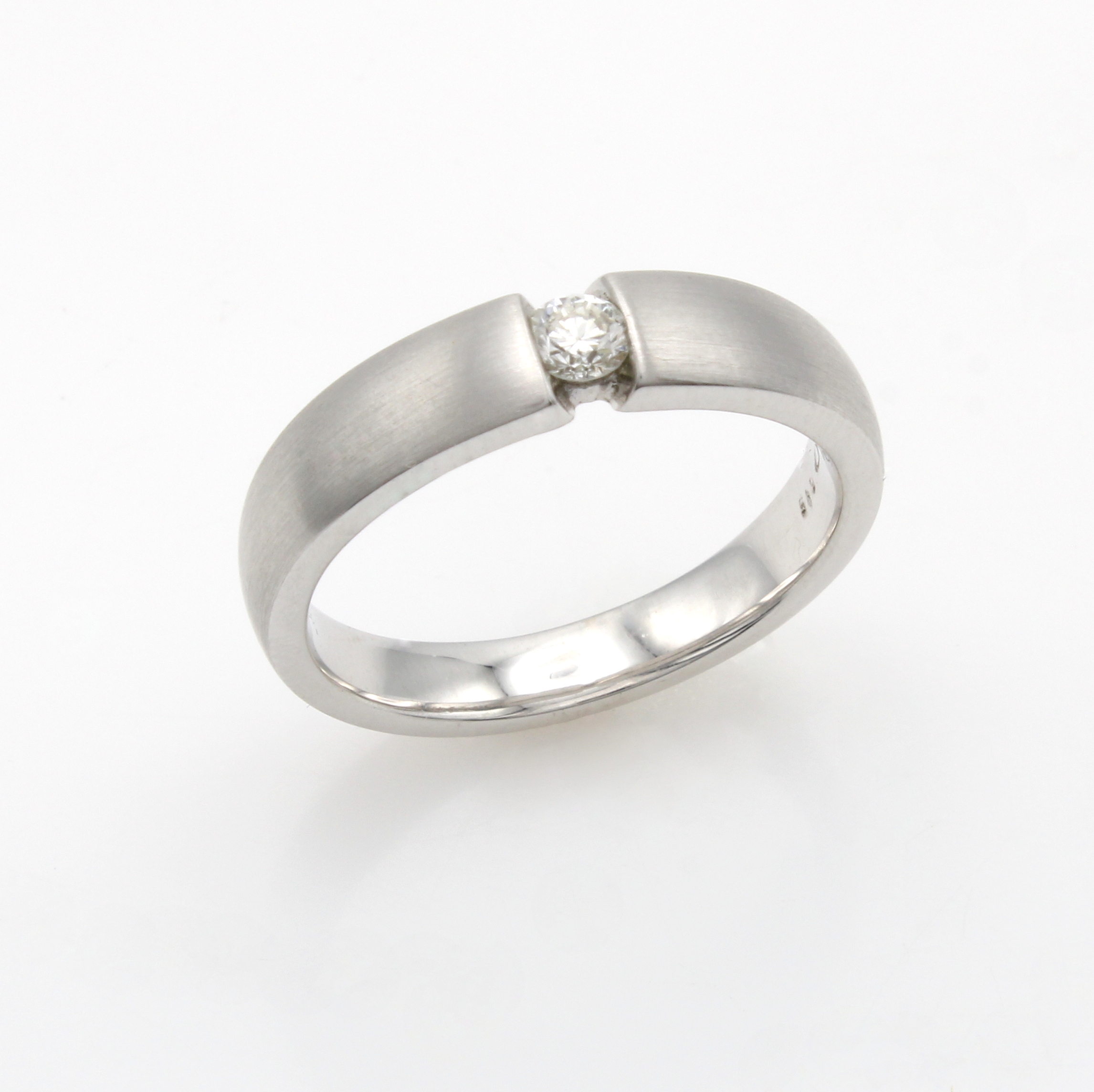 Image 27070928 - Ring mit Brillantsolitär, WG 750/000, z.T. matt., Brill. ca. 0.15 ct Weiß/si, RW ca. ...