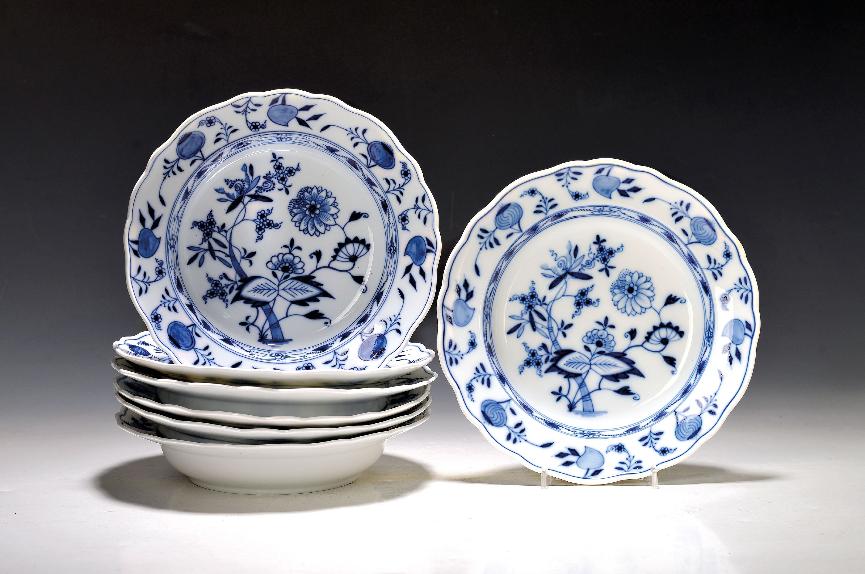 Image 27070948 - 7 Suppenteller, Meissen Zwiebelmuster, 1880- 1924, Porzellan, D. ca. 23 cm