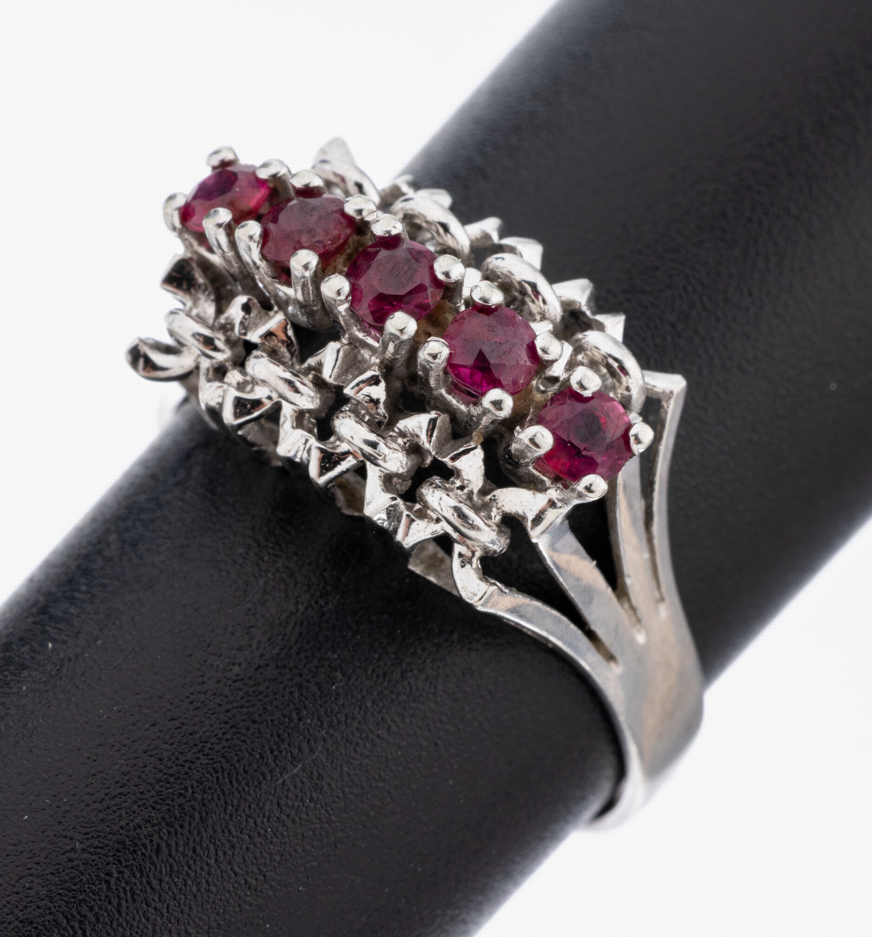 Image 27071039 - 14 kt Gold Rubin-Ring, WG 585/000, Ringkopfin 2 Ebenen, mittig bes. mit 5 rundfacett. ...