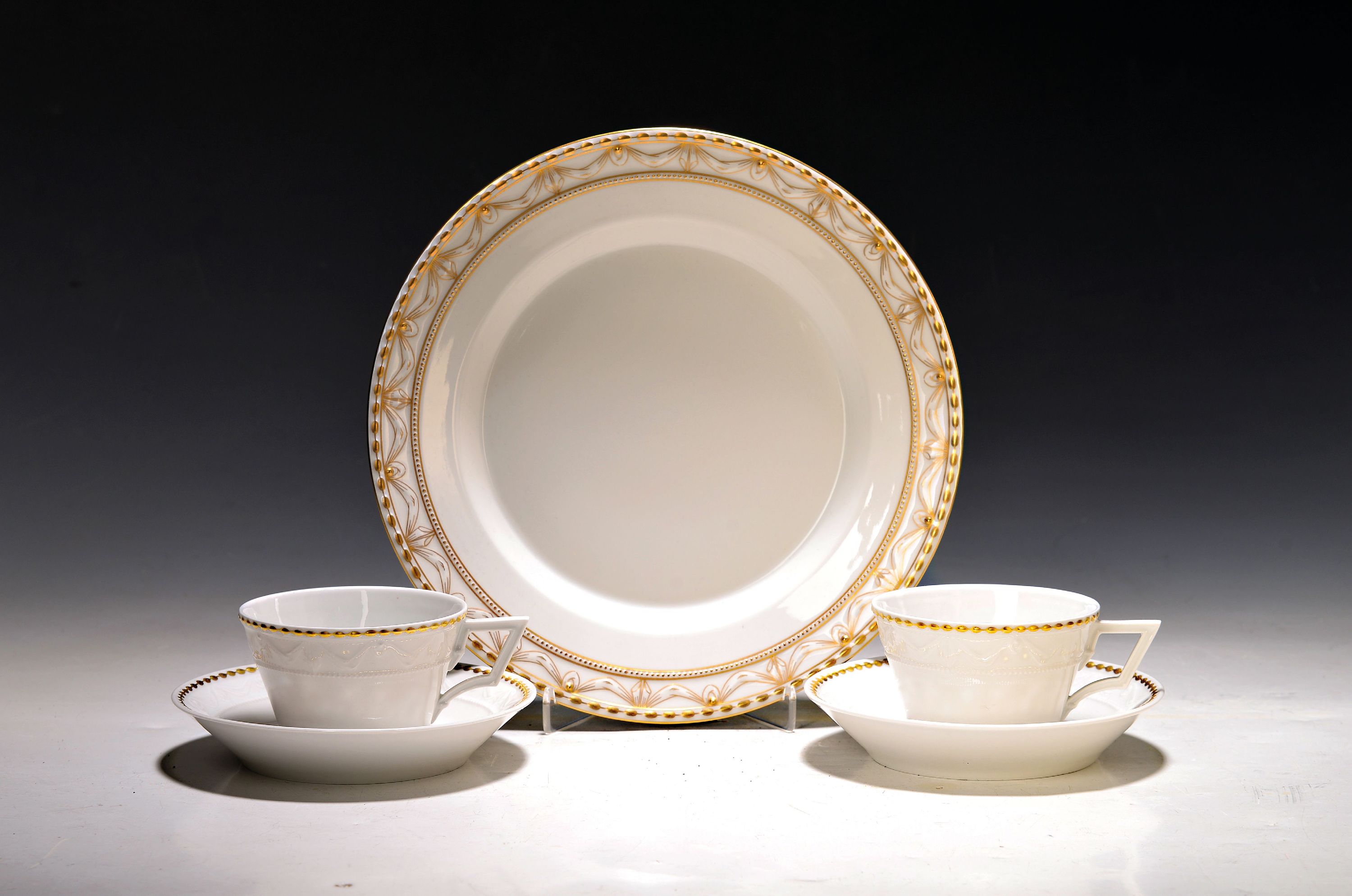 Image 27071061 - 5 Serviceteile, KPM Berlin, Modell Kurland, Porzellan, weiß mit Goldstaffage, 1 Teller, ...