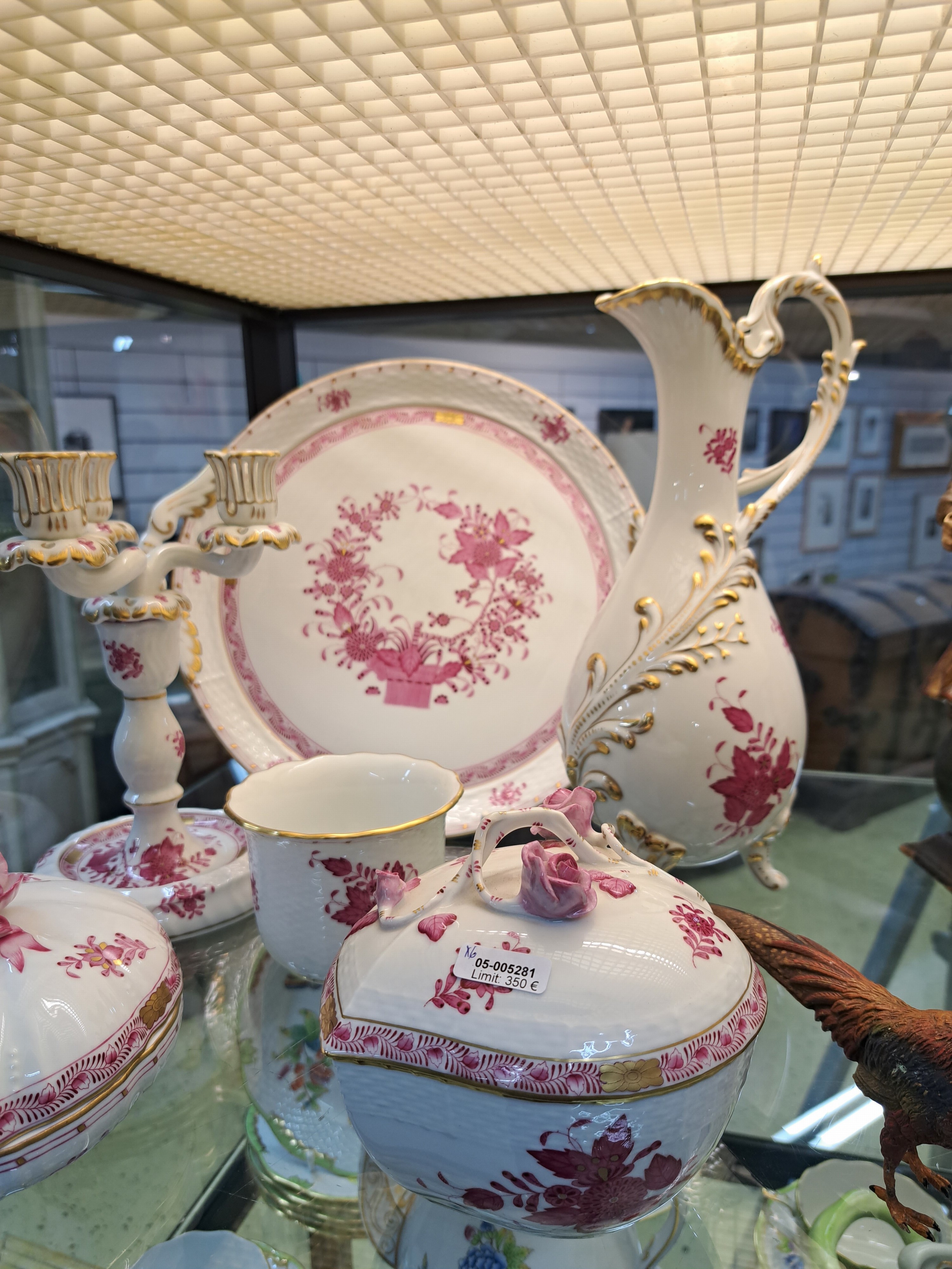 Detail b: 6 Teile Herend, Apponyi purpur und Indian Basket, 20. Jh., Tortenplatte mit zwei Handhaben, große Deckeldose mit Blumenbekrönung, Kanne, ein ...
