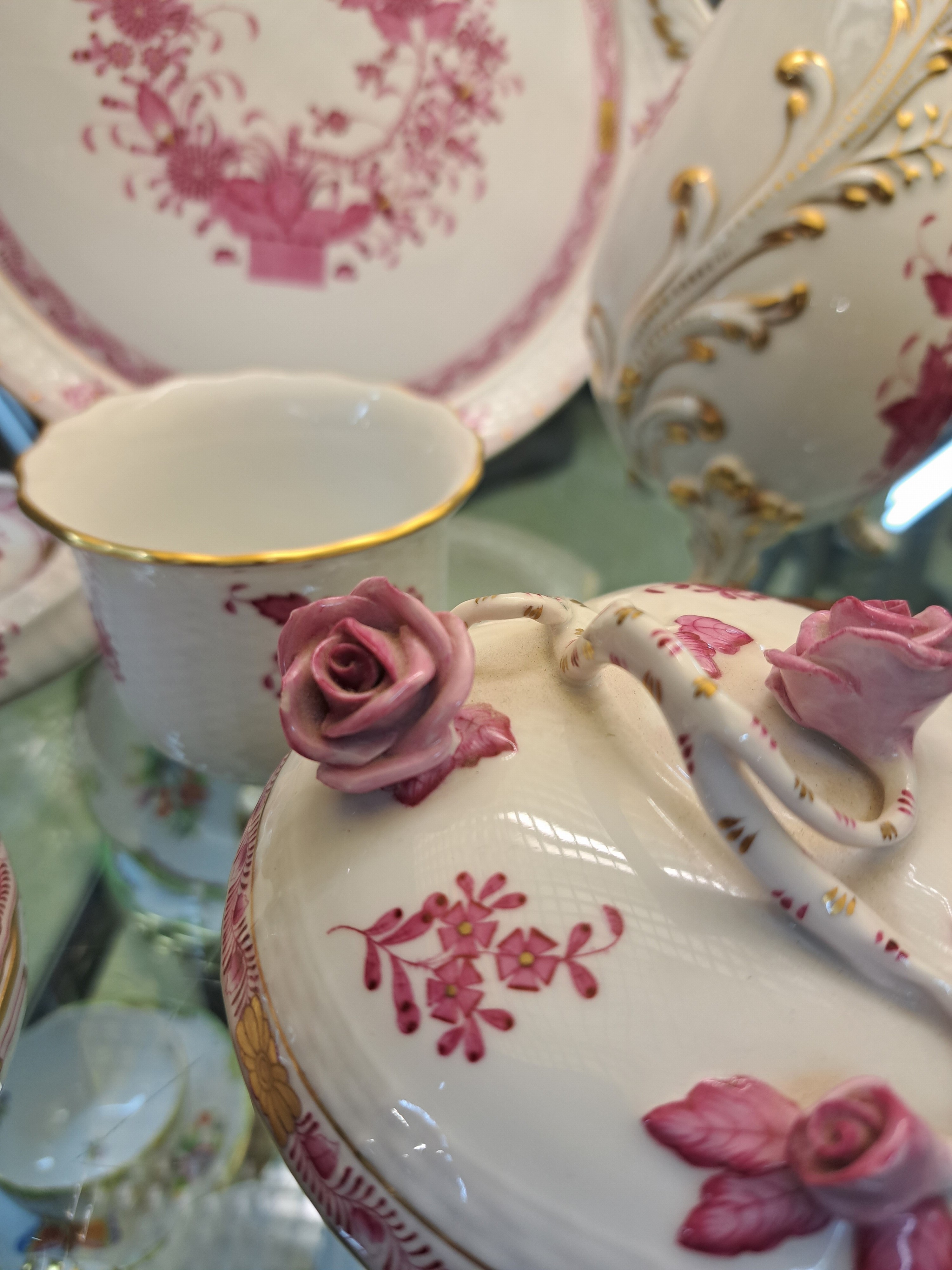Detail d: 6 Teile Herend, Apponyi purpur und Indian Basket, 20. Jh., Tortenplatte mit zwei Handhaben, große Deckeldose mit Blumenbekrönung, Kanne, ein ...