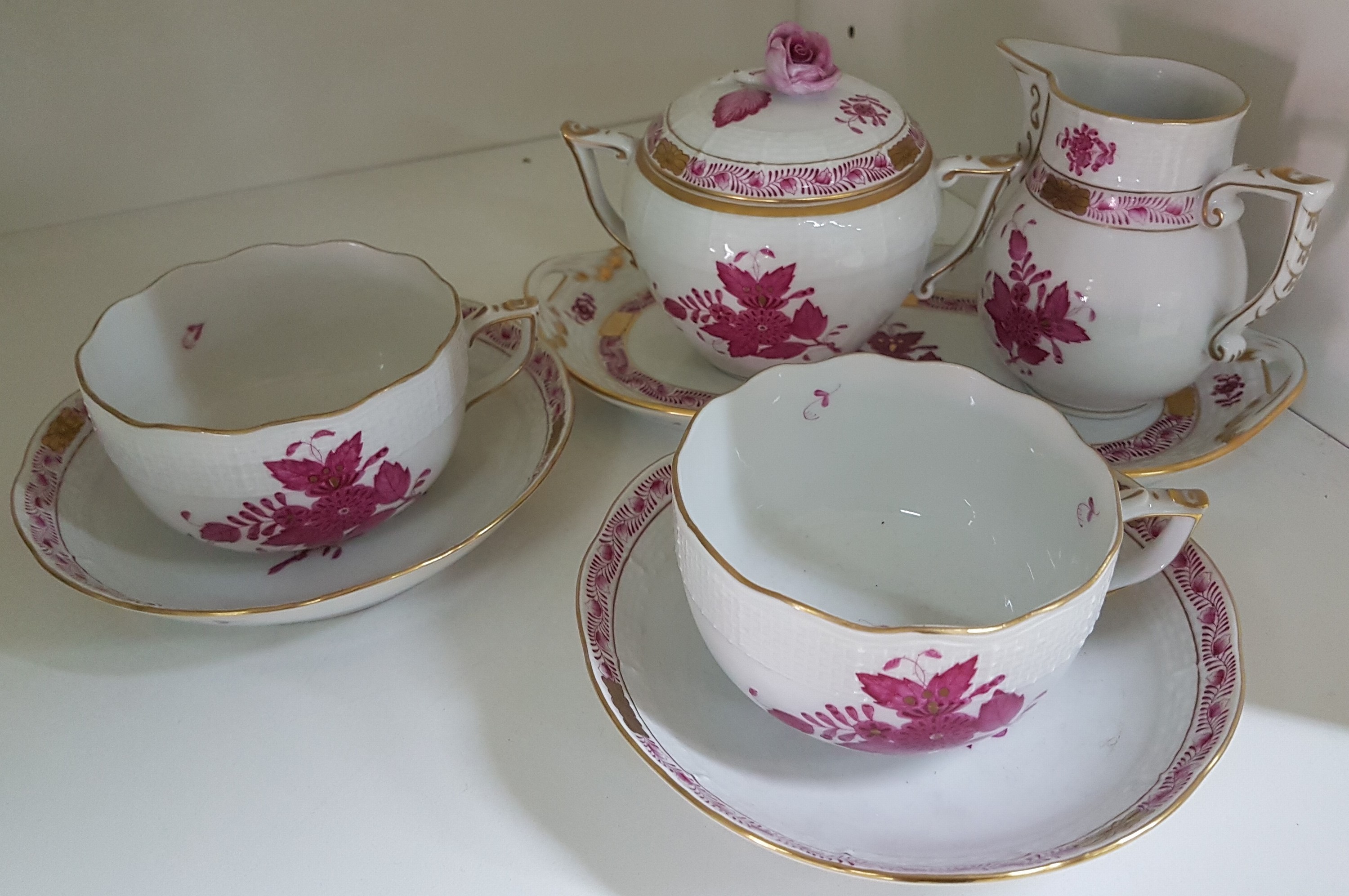 Detail a: 7 Serviceteile Herend, Ungarn, Apponyi purpur, Porzellan, 2 Kaffeetassen mit Untertassen, Zuckerdose, Milchkännchen, ovale Platte D. ca. 23x11,5 cm
