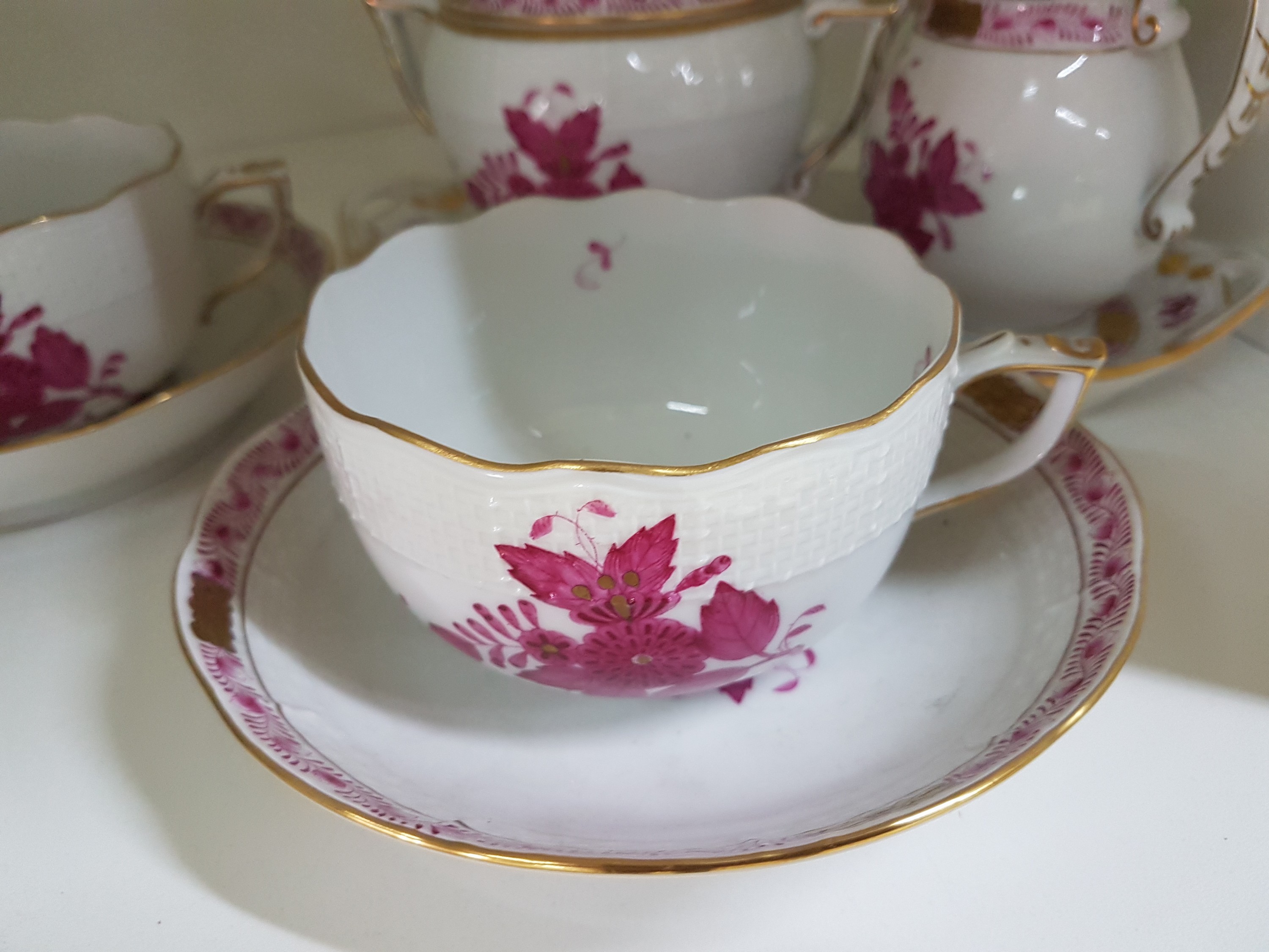 Detail b: 7 Serviceteile Herend, Ungarn, Apponyi purpur, Porzellan, 2 Kaffeetassen mit Untertassen, Zuckerdose, Milchkännchen, ovale Platte D. ca. 23x11,5 cm
