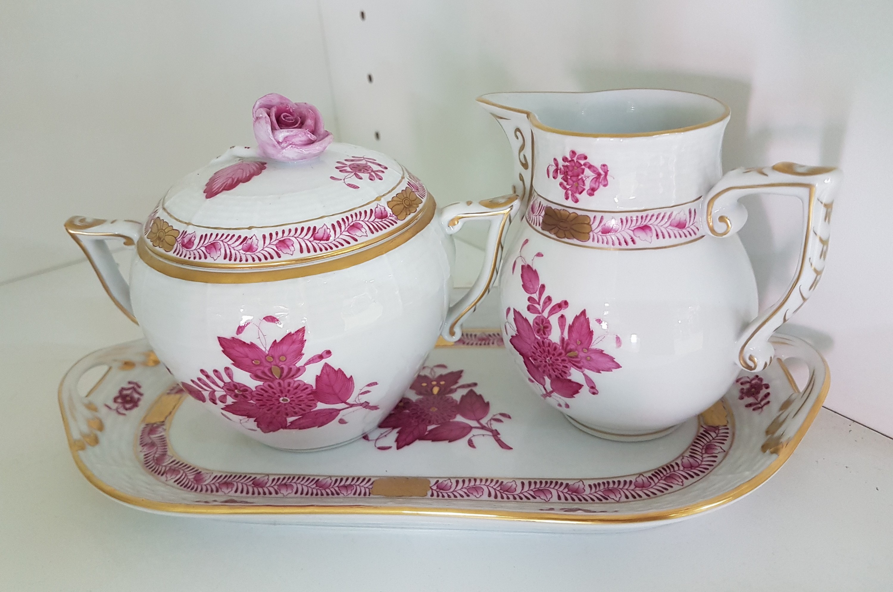 Detail c: 7 Serviceteile Herend, Ungarn, Apponyi purpur, Porzellan, 2 Kaffeetassen mit Untertassen, Zuckerdose, Milchkännchen, ovale Platte D. ca. 23x11,5 cm