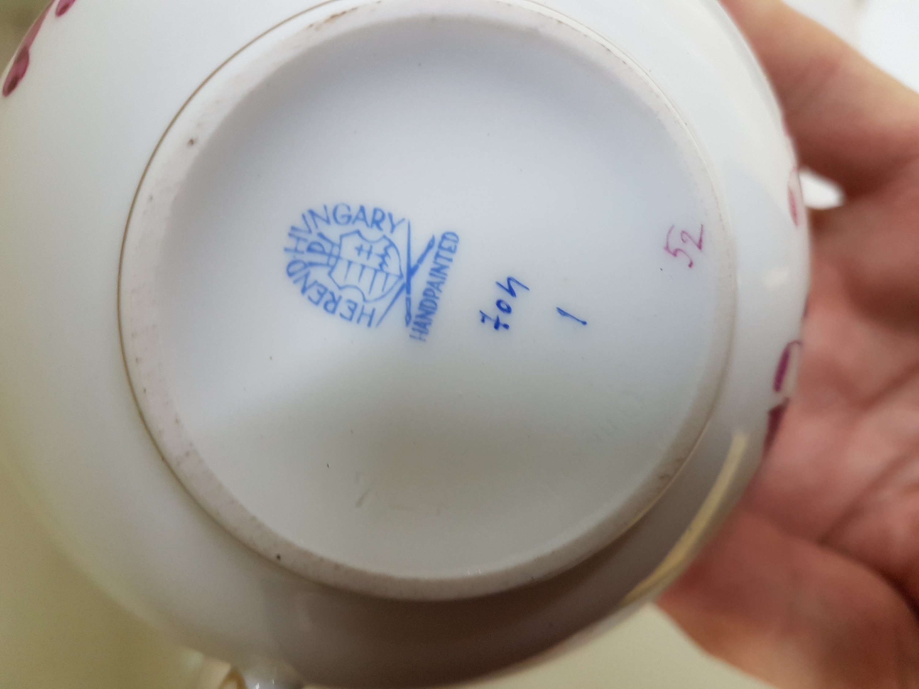 Detail d: 7 Serviceteile Herend, Ungarn, Apponyi purpur, Porzellan, 2 Kaffeetassen mit Untertassen, Zuckerdose, Milchkännchen, ovale Platte D. ca. 23x11,5 cm