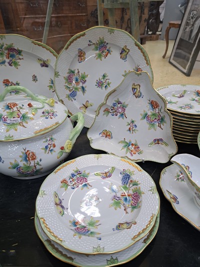 27071199a - Umfangreiches Tafelservice, Herend, Viktoria, 12 Speiseteller flach, 12 Suppenteller, ...