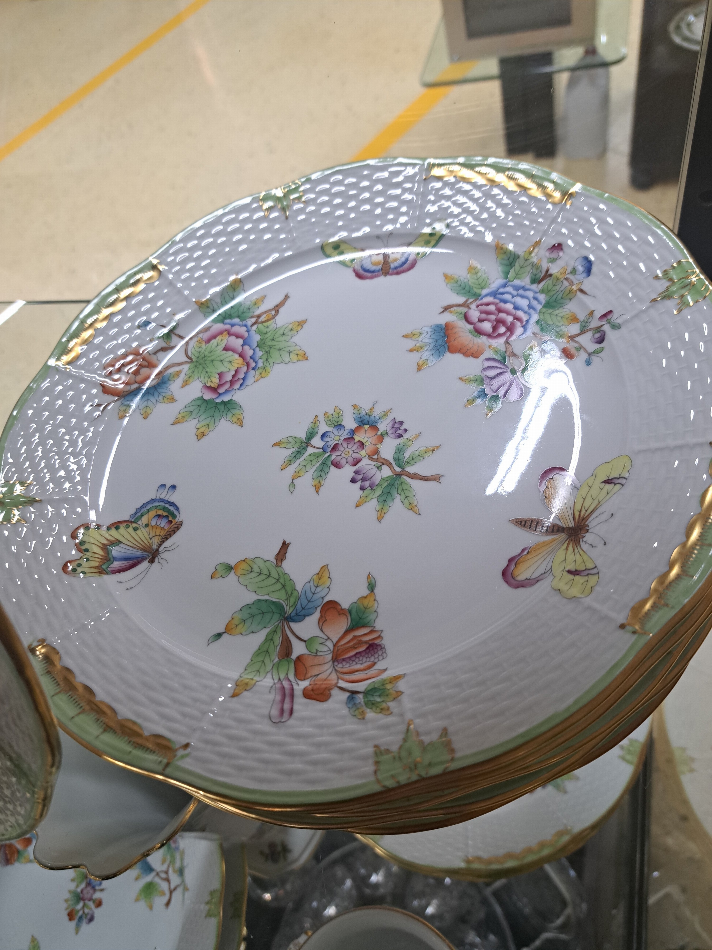 Detail c: 6 Teller, Kerzenleuchter und Platte, Herend, Viktoria, Porzellan, 6 flache Speiseteller, runde Platte D. 30 cm und Kerzenleuchter mit drei ...