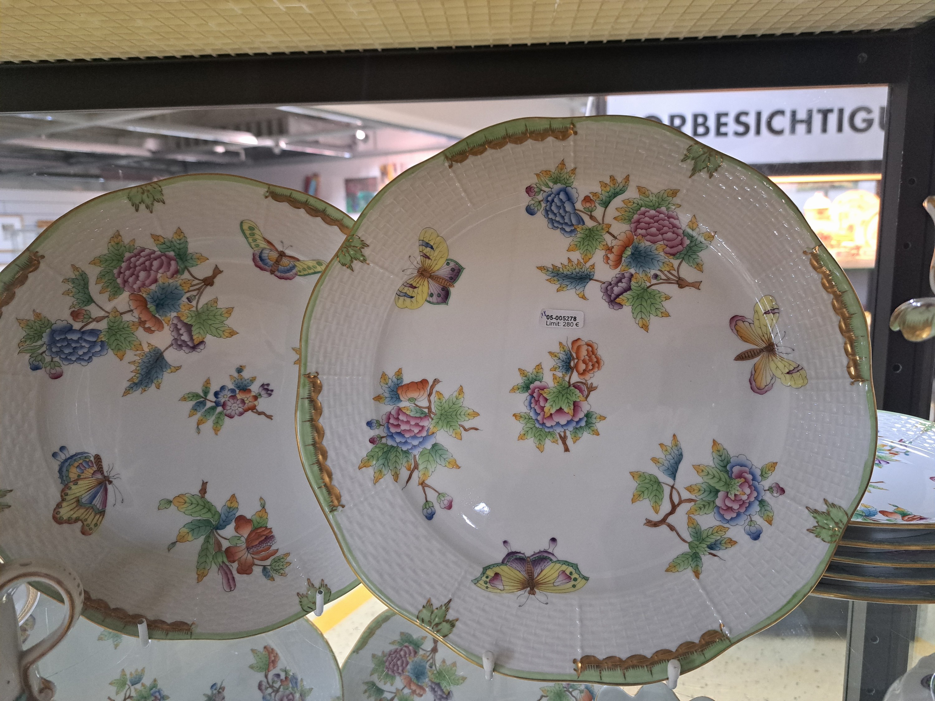 Detail e: 6 Teller, Kerzenleuchter und Platte, Herend, Viktoria, Porzellan, 6 flache Speiseteller, runde Platte D. 30 cm und Kerzenleuchter mit drei ...
