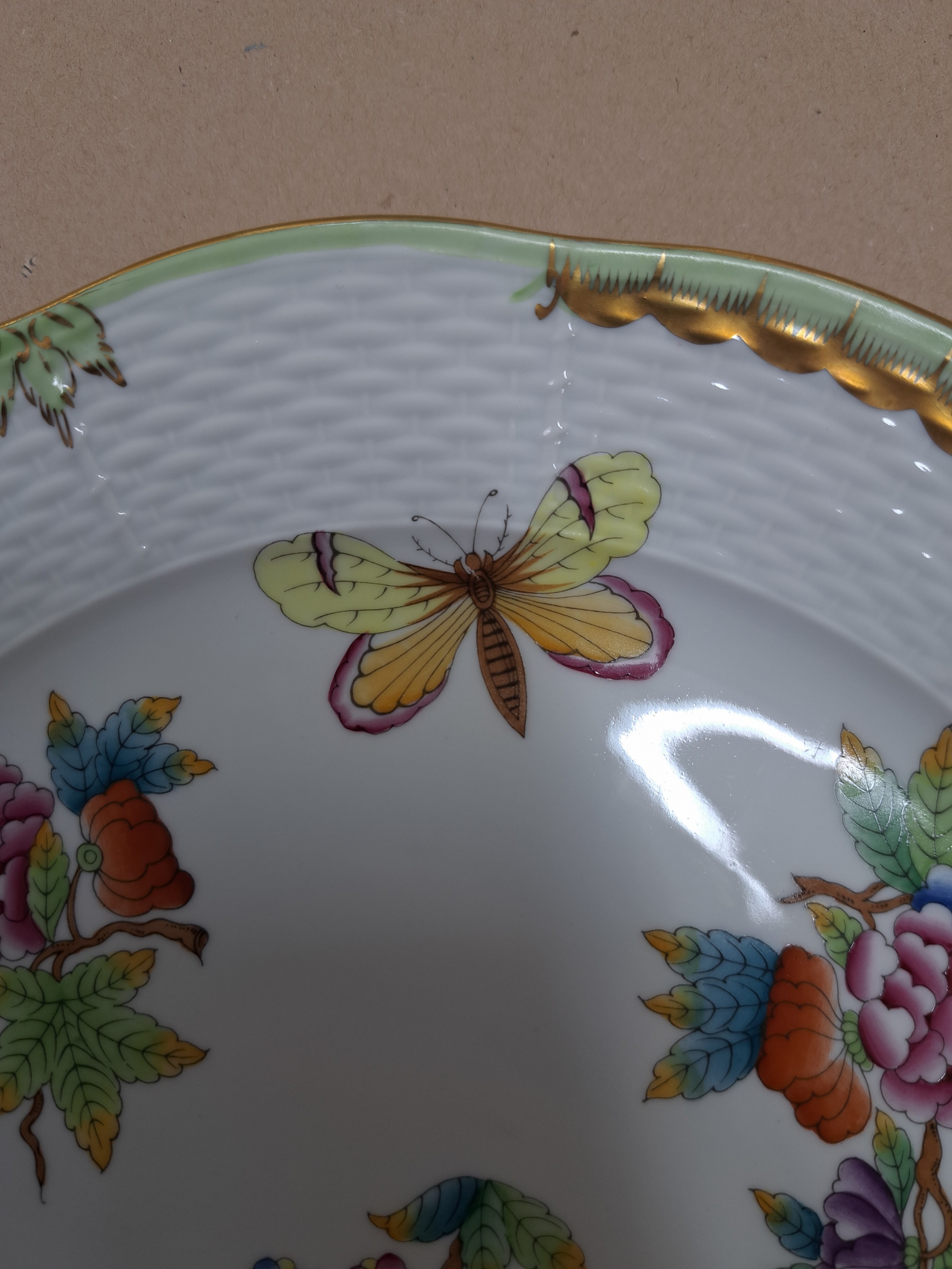 Detail f: 6 Teller, Kerzenleuchter und Platte, Herend, Viktoria, Porzellan, 6 flache Speiseteller, runde Platte D. 30 cm und Kerzenleuchter mit drei ...