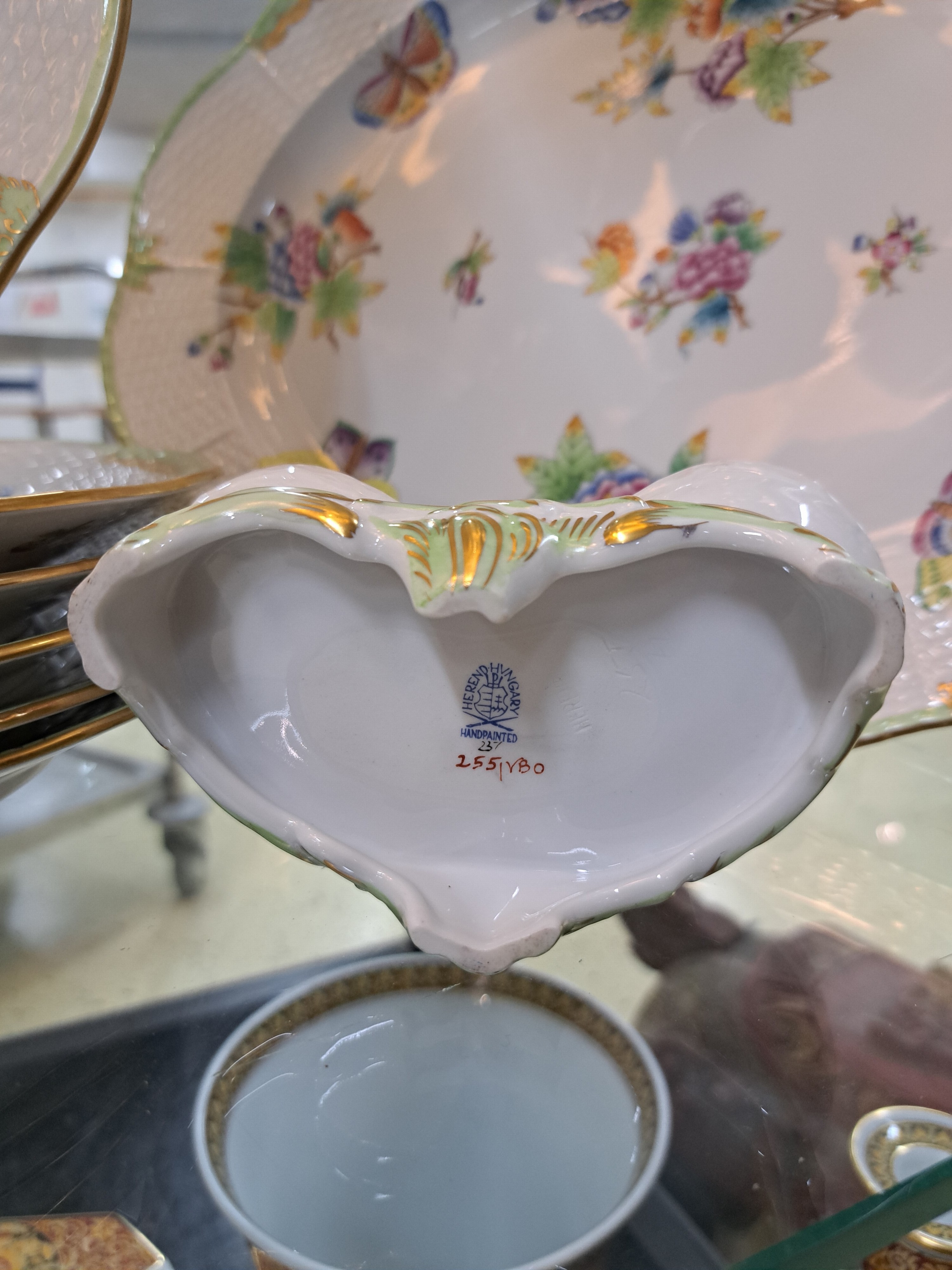 Detail c: 6 Teller, ovale Platte und Saliere, Herend, Viktoria, Porzellan, 6 flache Speiseteller, ovale Platte L. 36 cm und Saliere