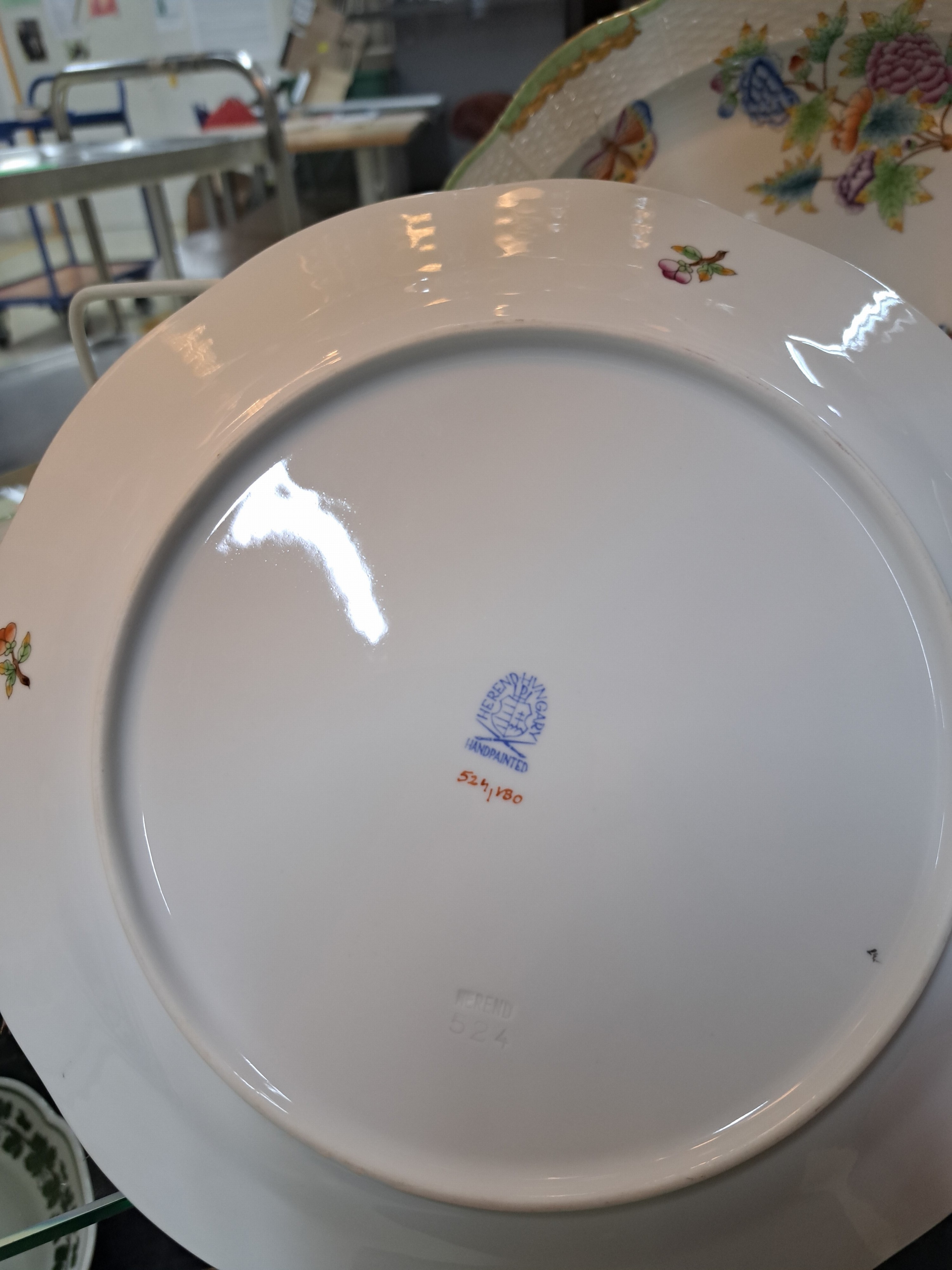 Detail d: 6 Teller, ovale Platte und Saliere, Herend, Viktoria, Porzellan, 6 flache Speiseteller, ovale Platte L. 36 cm und Saliere