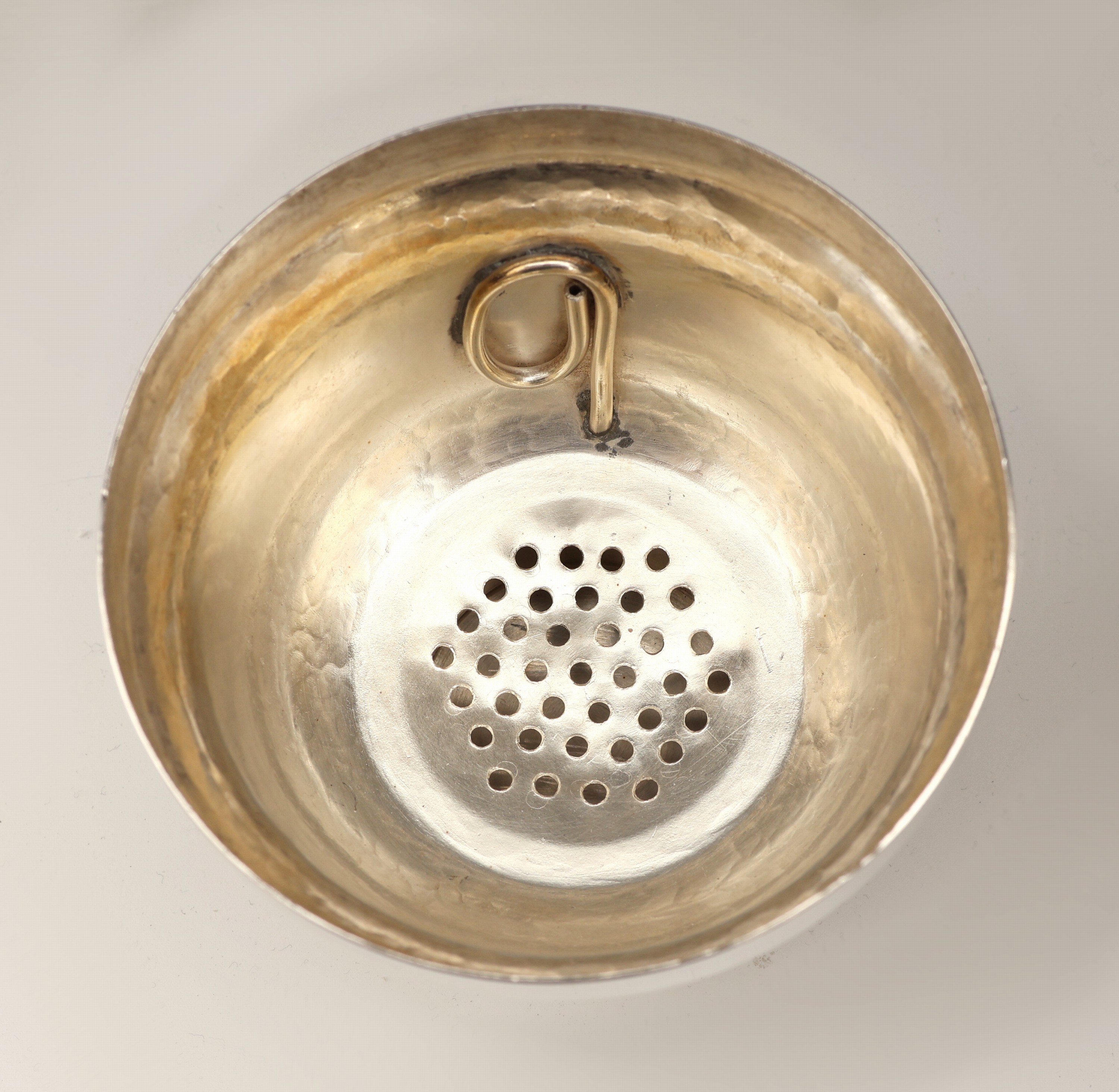 Detail c: Cocktailshaker, Japan, wohl 1950-80, Feinsilber, konische Grundform, grav. Schwertliliendekor, elegante geschwungene Stängel, jugendstilnah, H. ca. ...