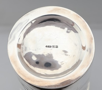 27071223b - Cocktailshaker, Japan, wohl 1950-80, Feinsilber, konische Grundform, grav. ...