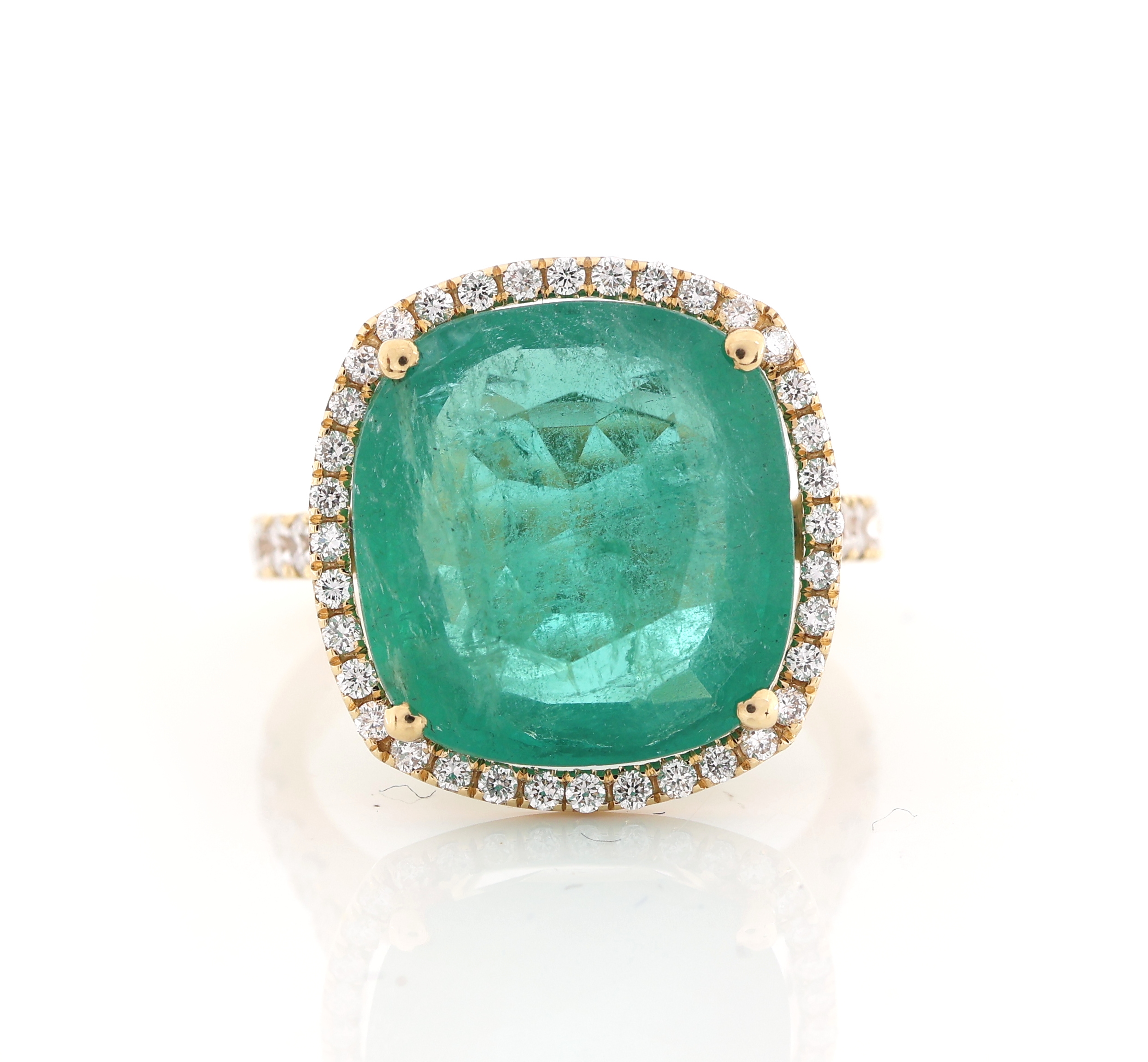 Detail a: 18 kt Gold Smaragd-Brillant-Ring, GG 750/000 gepr., facett. Smaragd im Kissenschliff ca. 7.00 ct, nat. Merkmale/Kerben an der Oberfläche, 48 ...