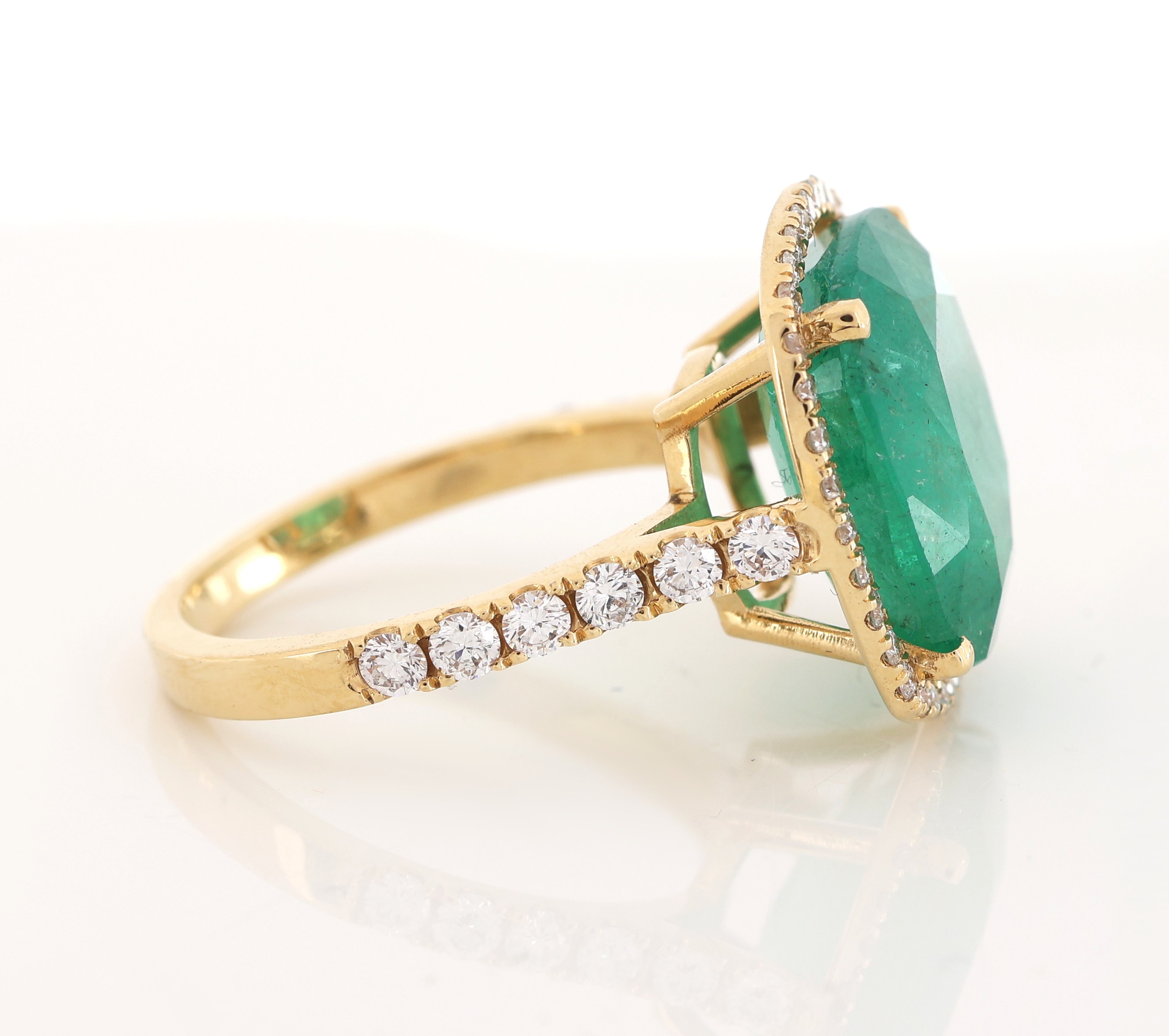 Detail b: 18 kt Gold Smaragd-Brillant-Ring, GG 750/000 gepr., facett. Smaragd im Kissenschliff ca. 7.00 ct, nat. Merkmale/Kerben an der Oberfläche, 48 ...