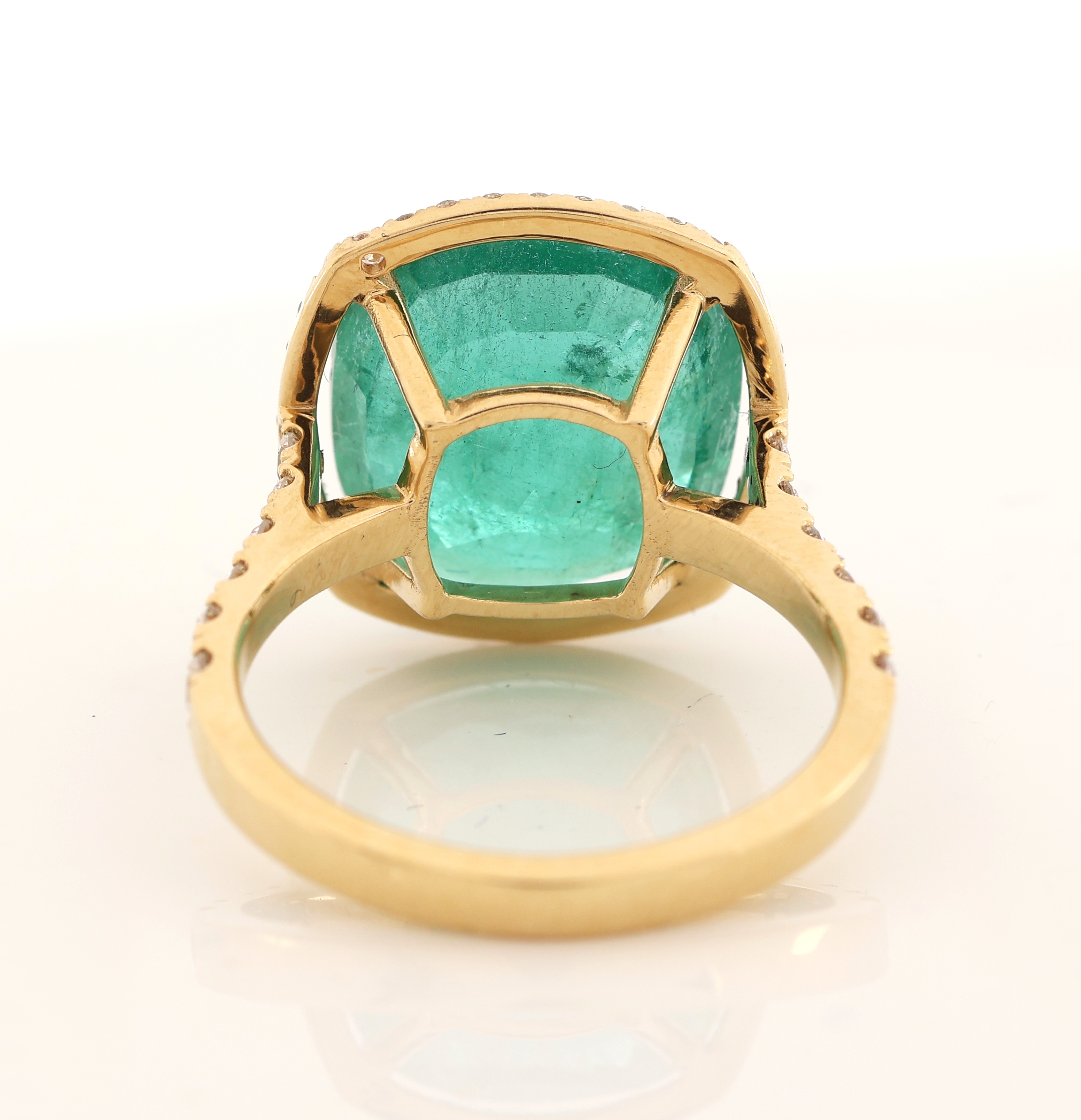 Detail c: 18 kt Gold Smaragd-Brillant-Ring, GG 750/000 gepr., facett. Smaragd im Kissenschliff ca. 7.00 ct, nat. Merkmale/Kerben an der Oberfläche, 48 ...
