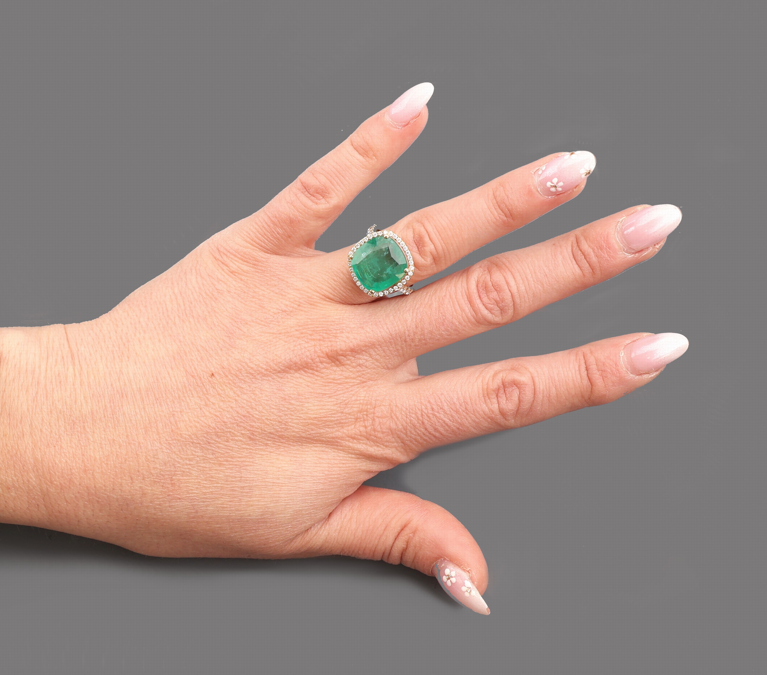 Detail d: 18 kt Gold Smaragd-Brillant-Ring, GG 750/000 gepr., facett. Smaragd im Kissenschliff ca. 7.00 ct, nat. Merkmale/Kerben an der Oberfläche, 48 ...