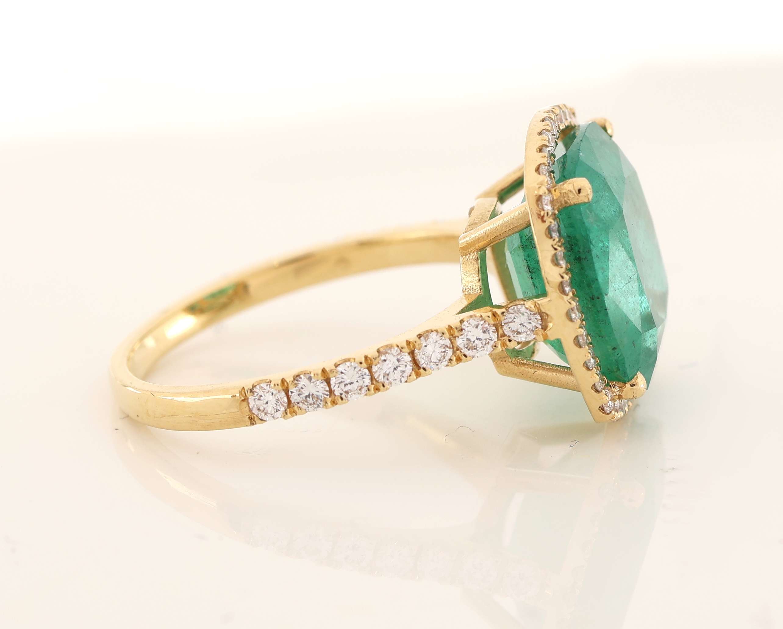 Detail b: 18 kt Gold Smaragd-Brillant-Ring, GG 750/000 gepr., facett. Smaragd im Kissenschliff ca. 6.0 ct, nat. Merkmale/Kerbenan der Oberfläche, 34 ...