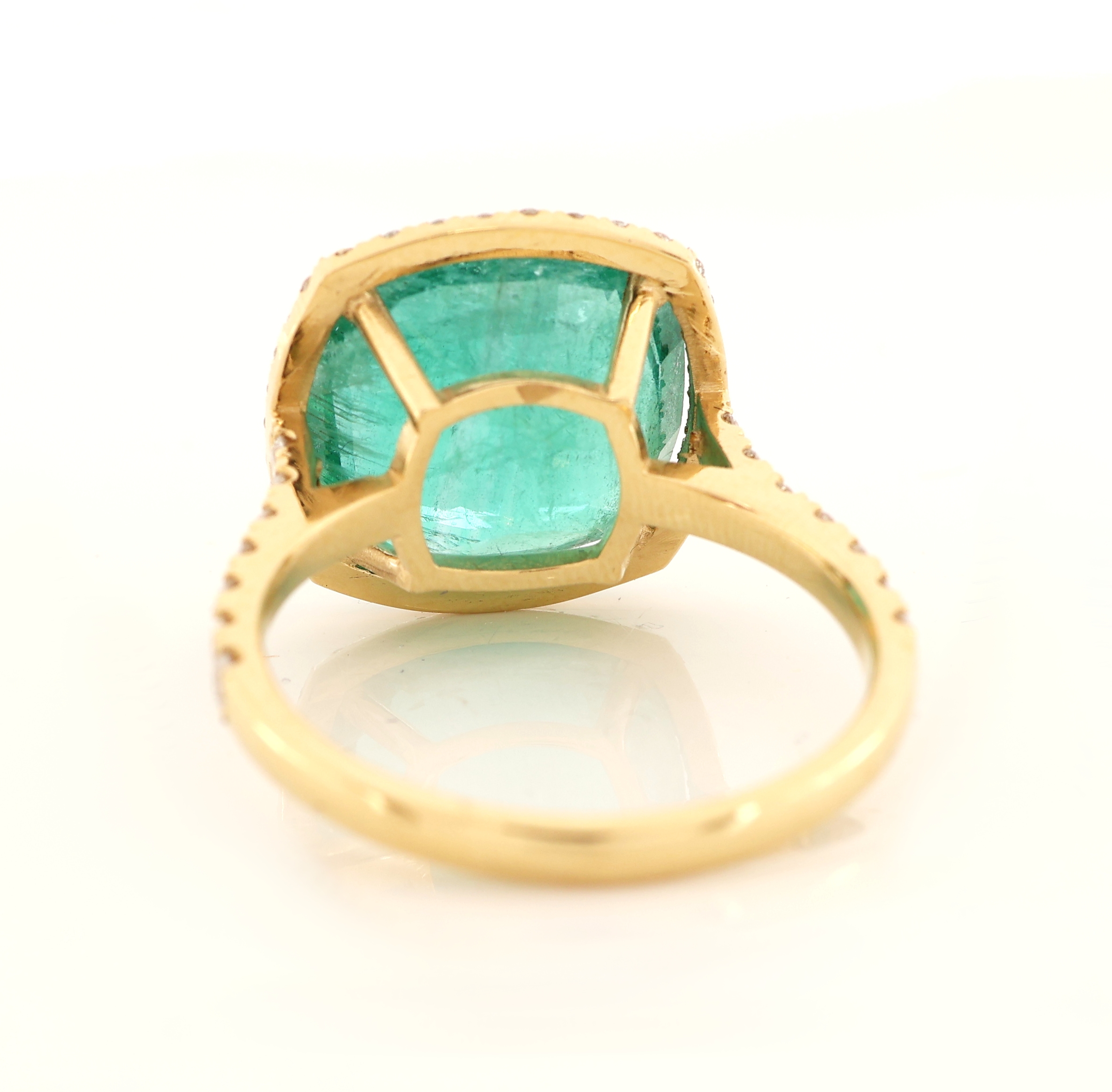 Detail c: 18 kt Gold Smaragd-Brillant-Ring, GG 750/000 gepr., facett. Smaragd im Kissenschliff ca. 6.0 ct, nat. Merkmale/Kerbenan der Oberfläche, 34 ...