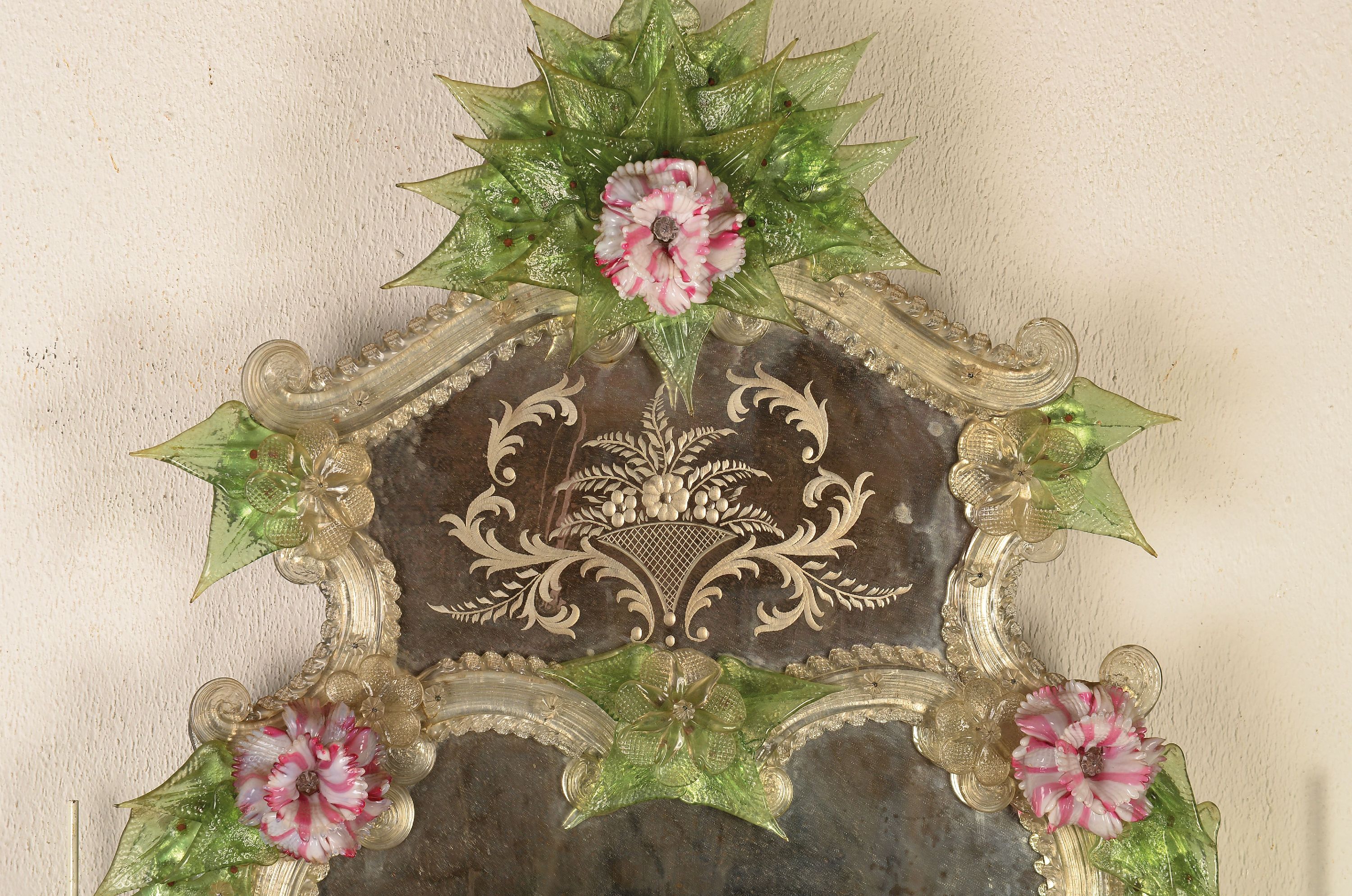 Detail a: Venezianischer Wandspiegel, Murano, um 1900, geschweifte Form, Glasaufbau in Form von Blüten, Blättern und Rocaillen, farblose Blüten und opak ...