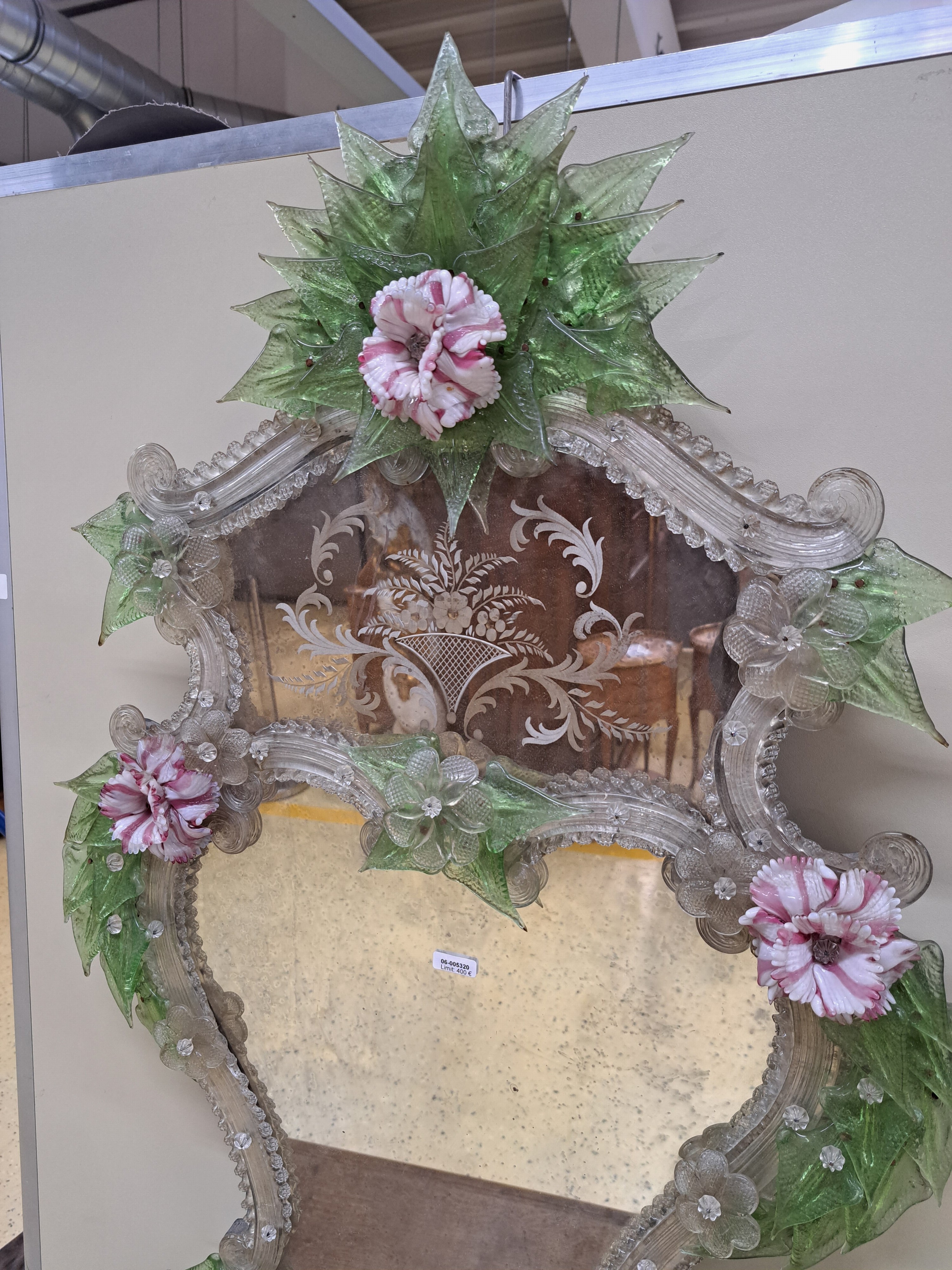 Detail d: Venezianischer Wandspiegel, Murano, um 1900, geschweifte Form, Glasaufbau in Form von Blüten, Blättern und Rocaillen, farblose Blüten und opak ...
