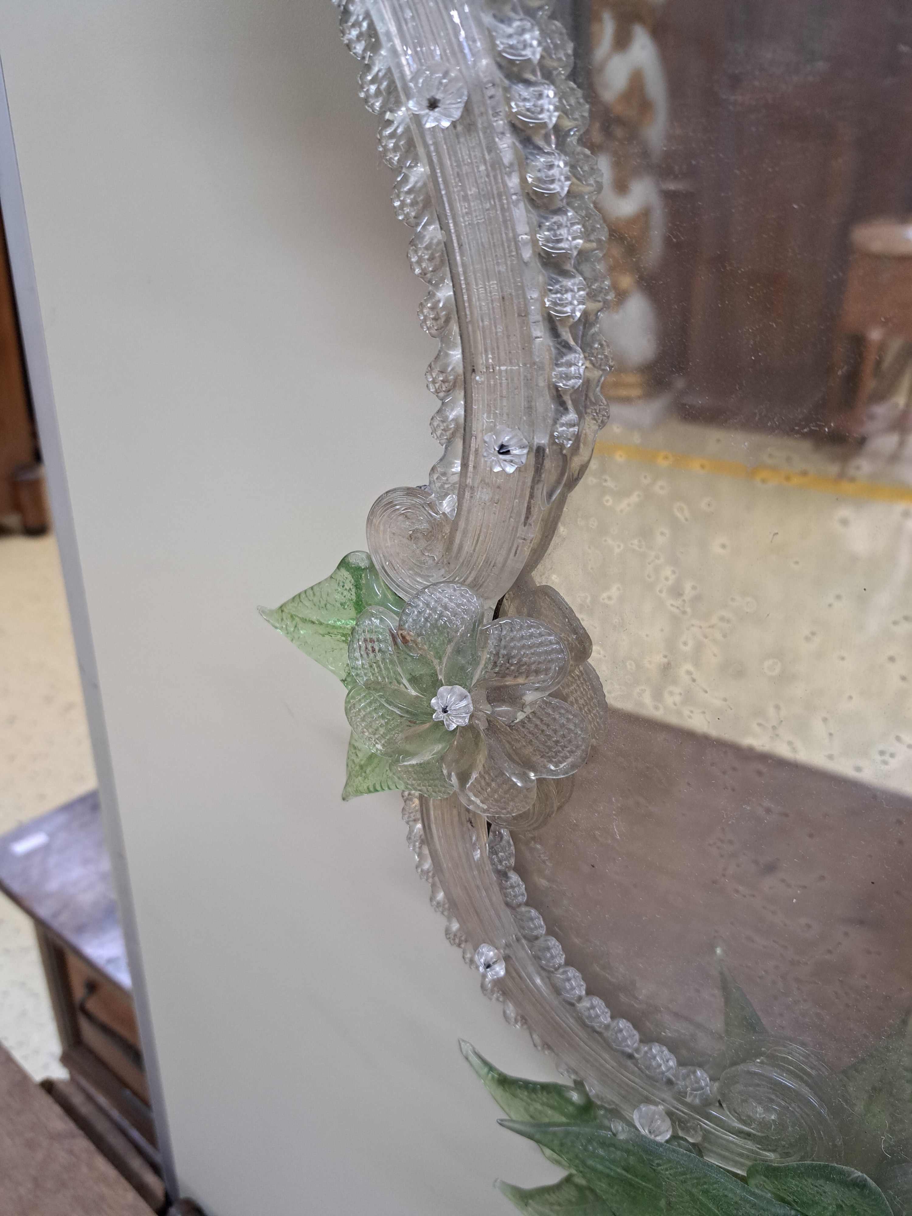 Detail i: Venezianischer Wandspiegel, Murano, um 1900, geschweifte Form, Glasaufbau in Form von Blüten, Blättern und Rocaillen, farblose Blüten und opak ...