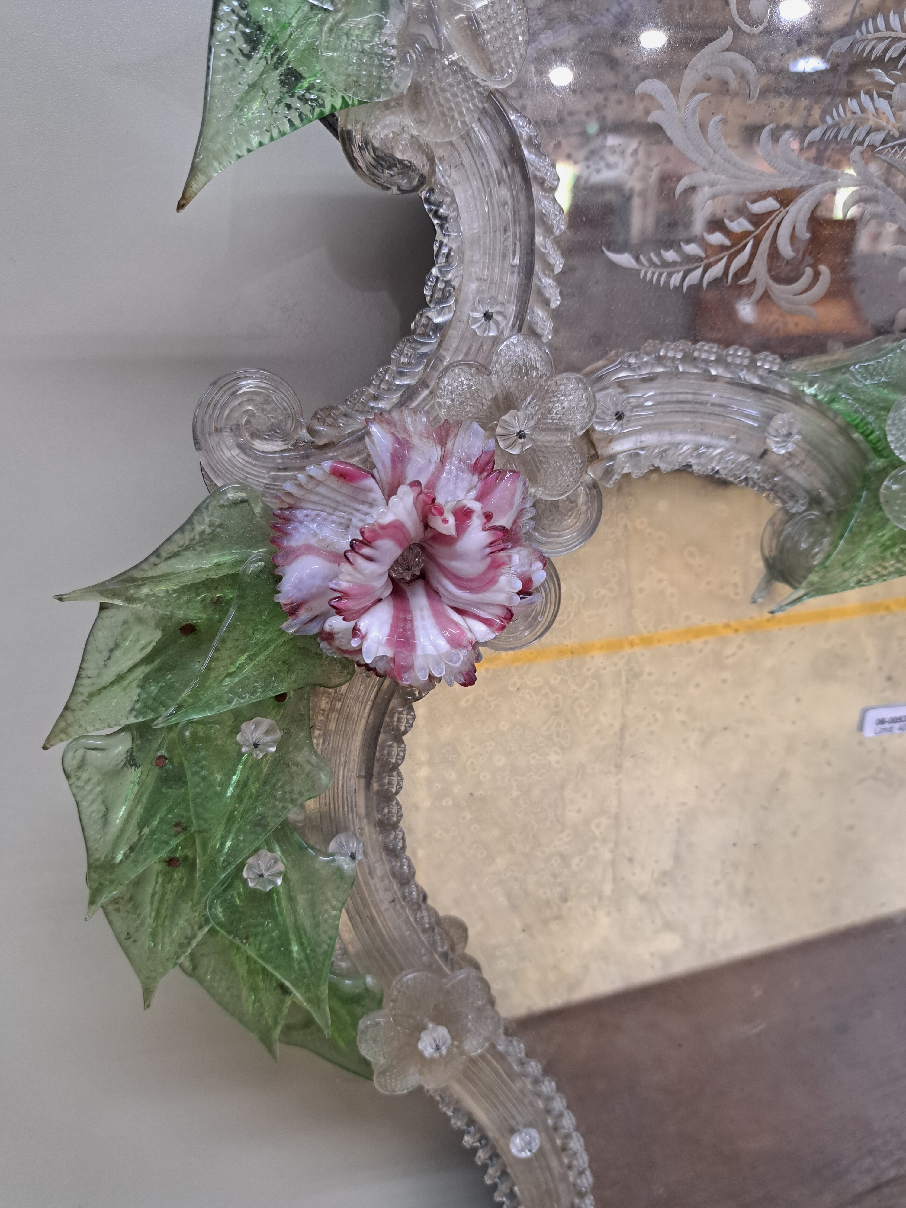 Detail j: Venezianischer Wandspiegel, Murano, um 1900, geschweifte Form, Glasaufbau in Form von Blüten, Blättern und Rocaillen, farblose Blüten und opak ...