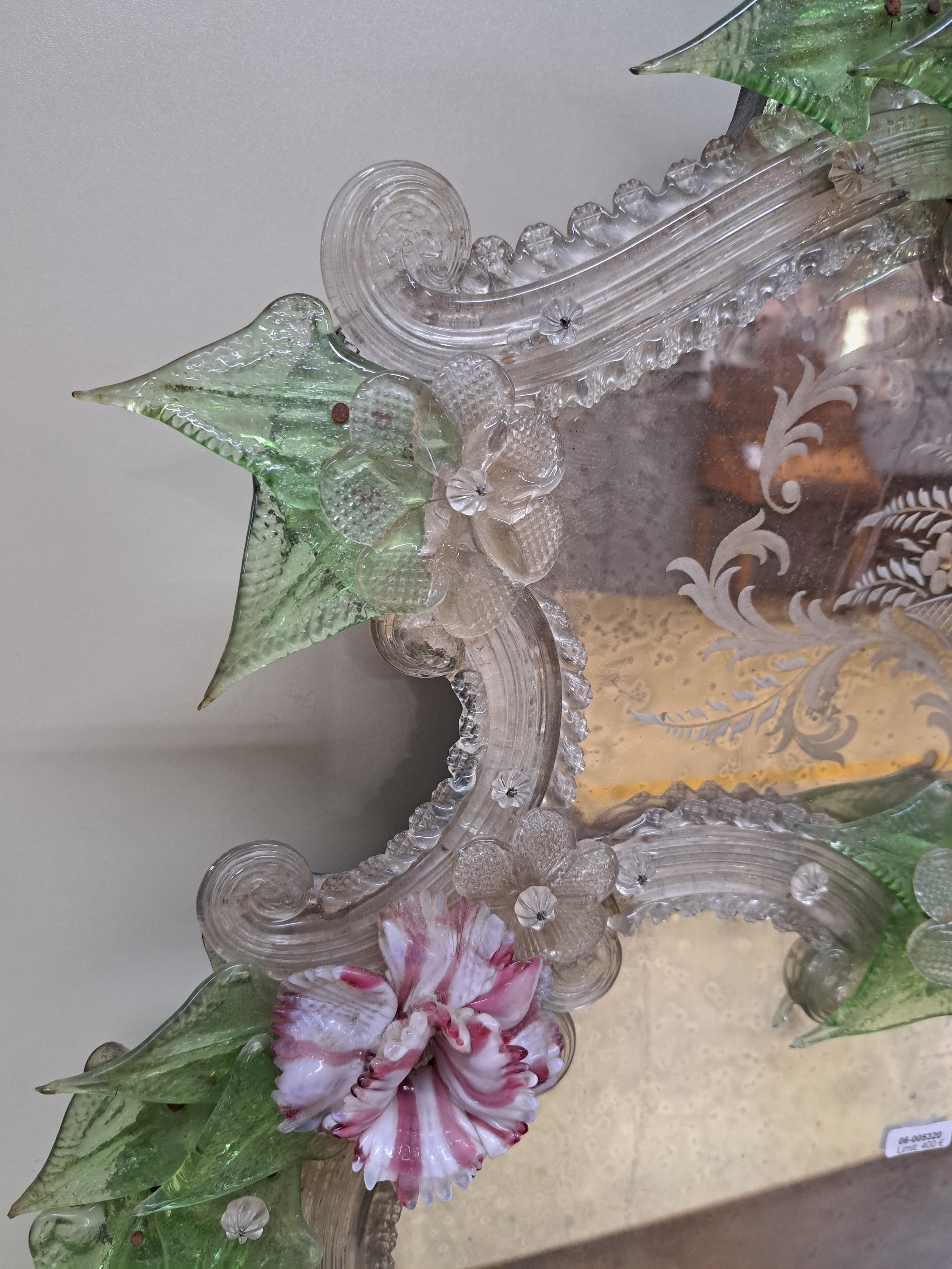 Detail k: Venezianischer Wandspiegel, Murano, um 1900, geschweifte Form, Glasaufbau in Form von Blüten, Blättern und Rocaillen, farblose Blüten und opak ...
