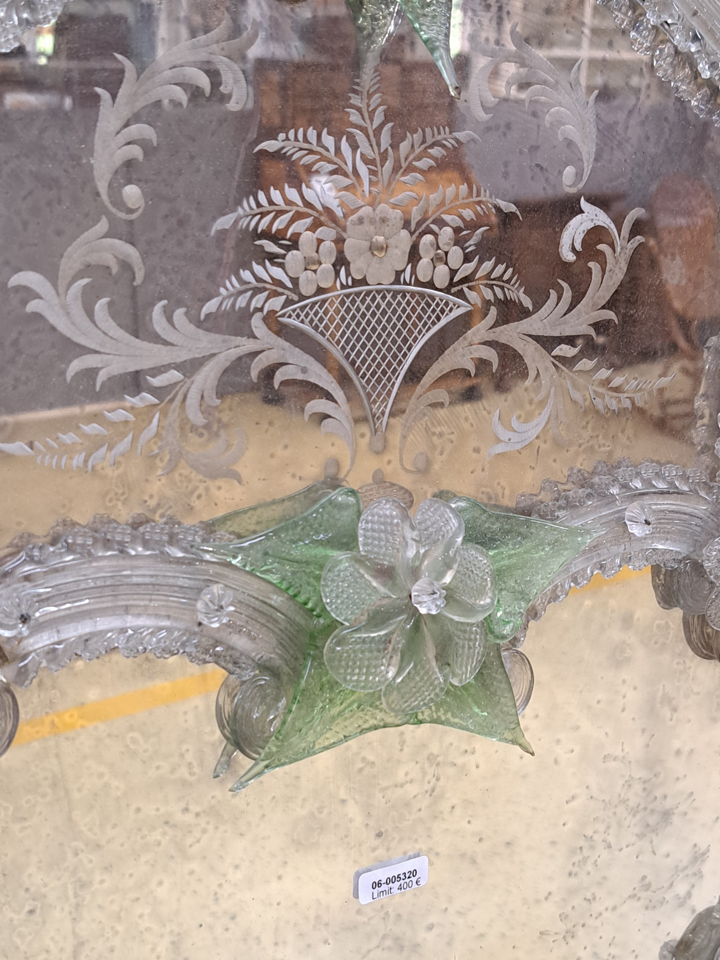 Detail l: Venezianischer Wandspiegel, Murano, um 1900, geschweifte Form, Glasaufbau in Form von Blüten, Blättern und Rocaillen, farblose Blüten und opak ...