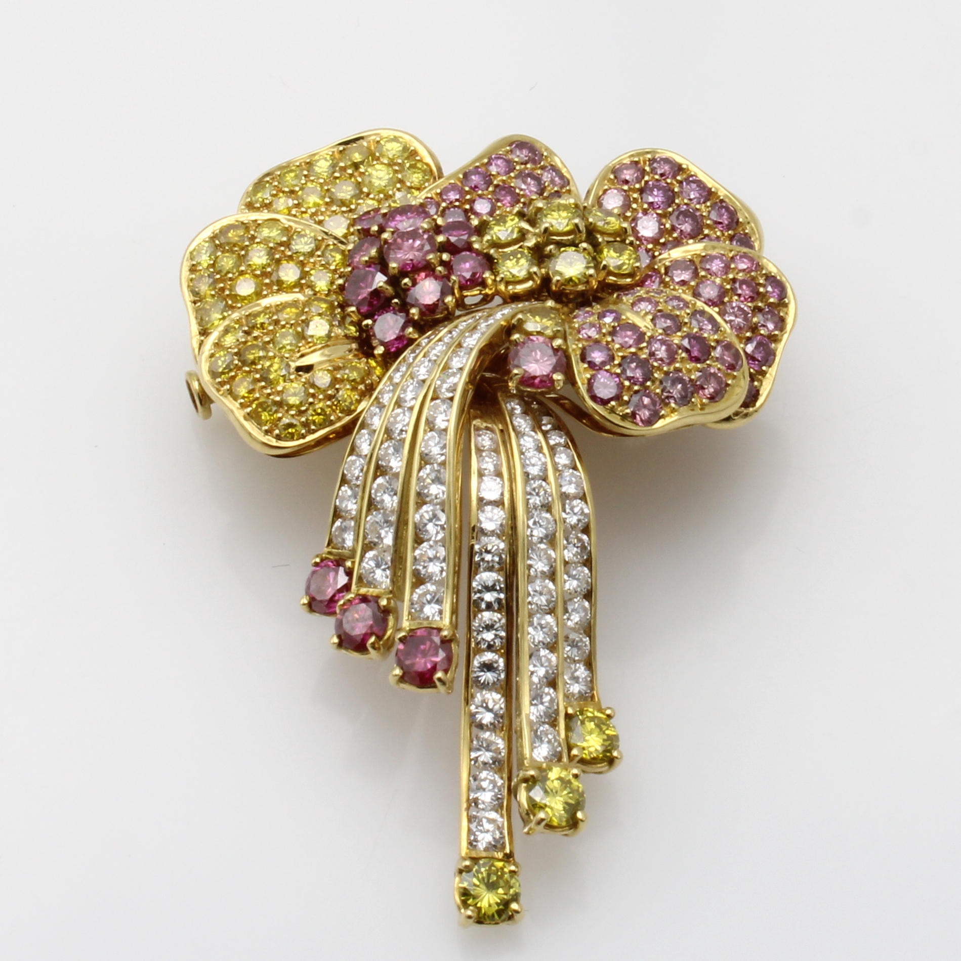 Image 27071571 - Brosche mit Brillanten, GG 750/000, Brill. zus. ca. 4.80 ct feines Weiß/vs u. fancy ...