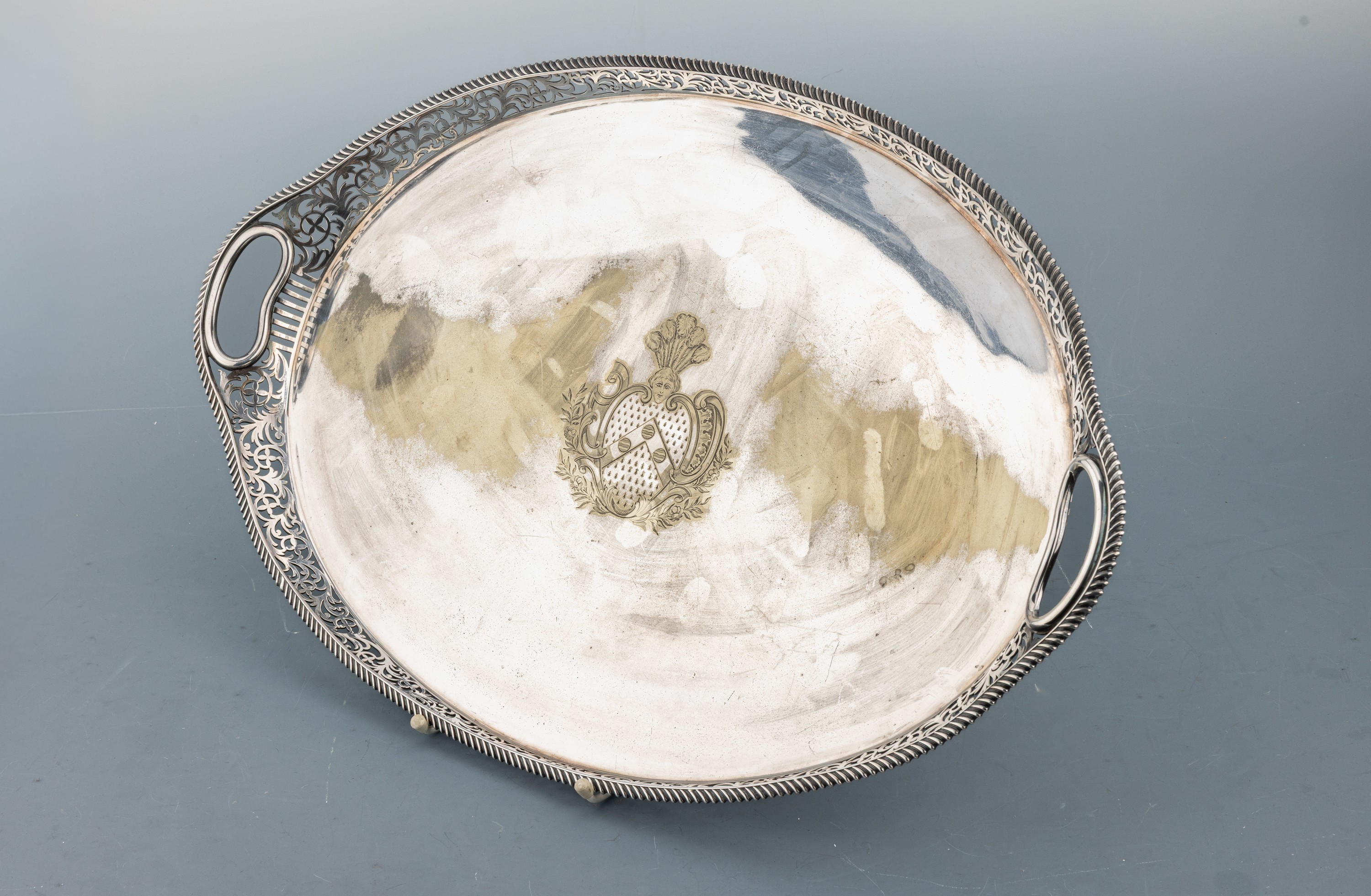 Image 27071596 - Prunkvolles Tablett, wohl Sheffield, 1900 -1920, Metall versilbert, ovale Grundform, ...