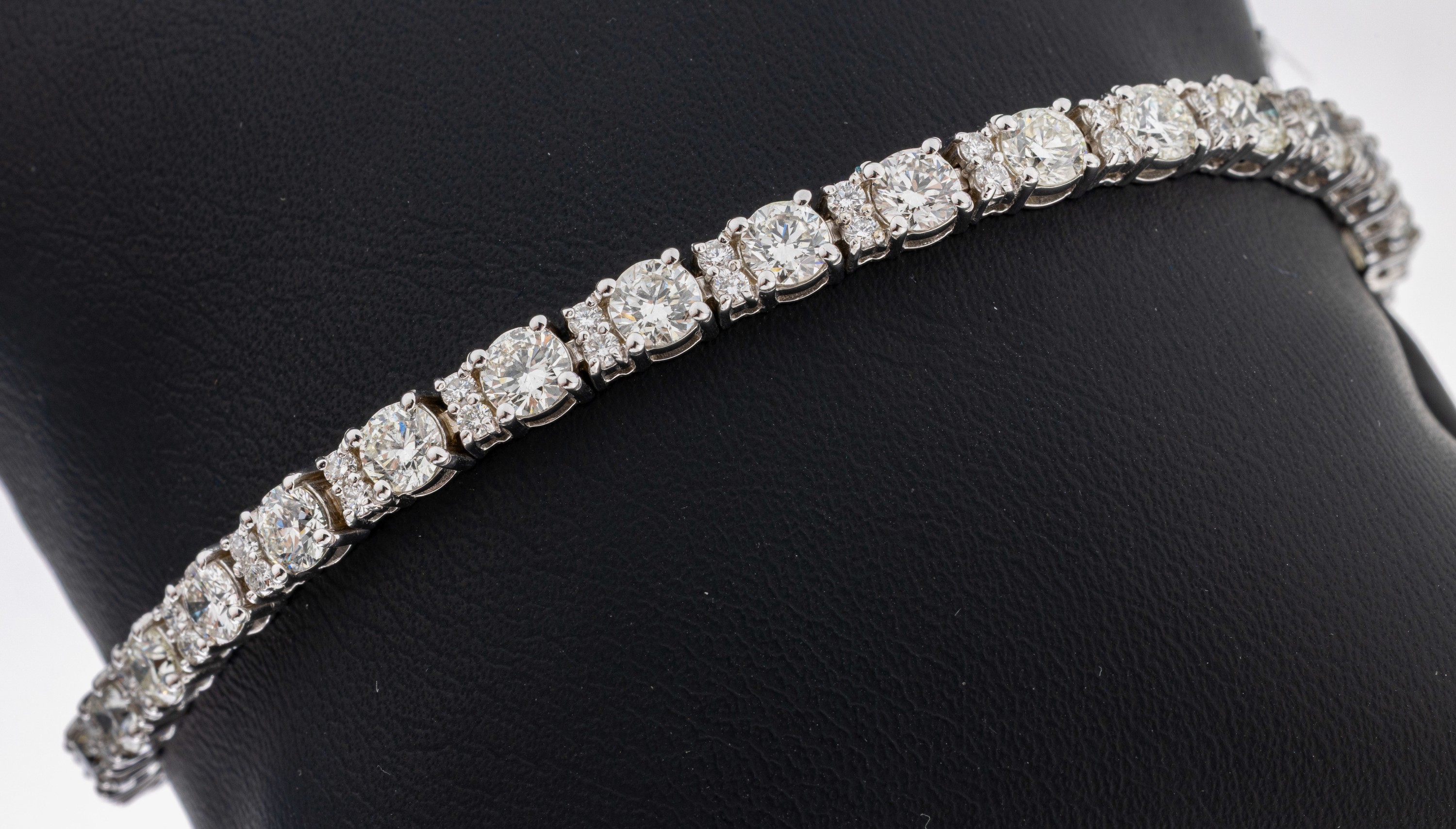 Image 27071597 - 18 kt Gold Brillant-Armband, WG 750/000, 29Brillanten zus. ca. 6.15 ct feines Weiß- ...