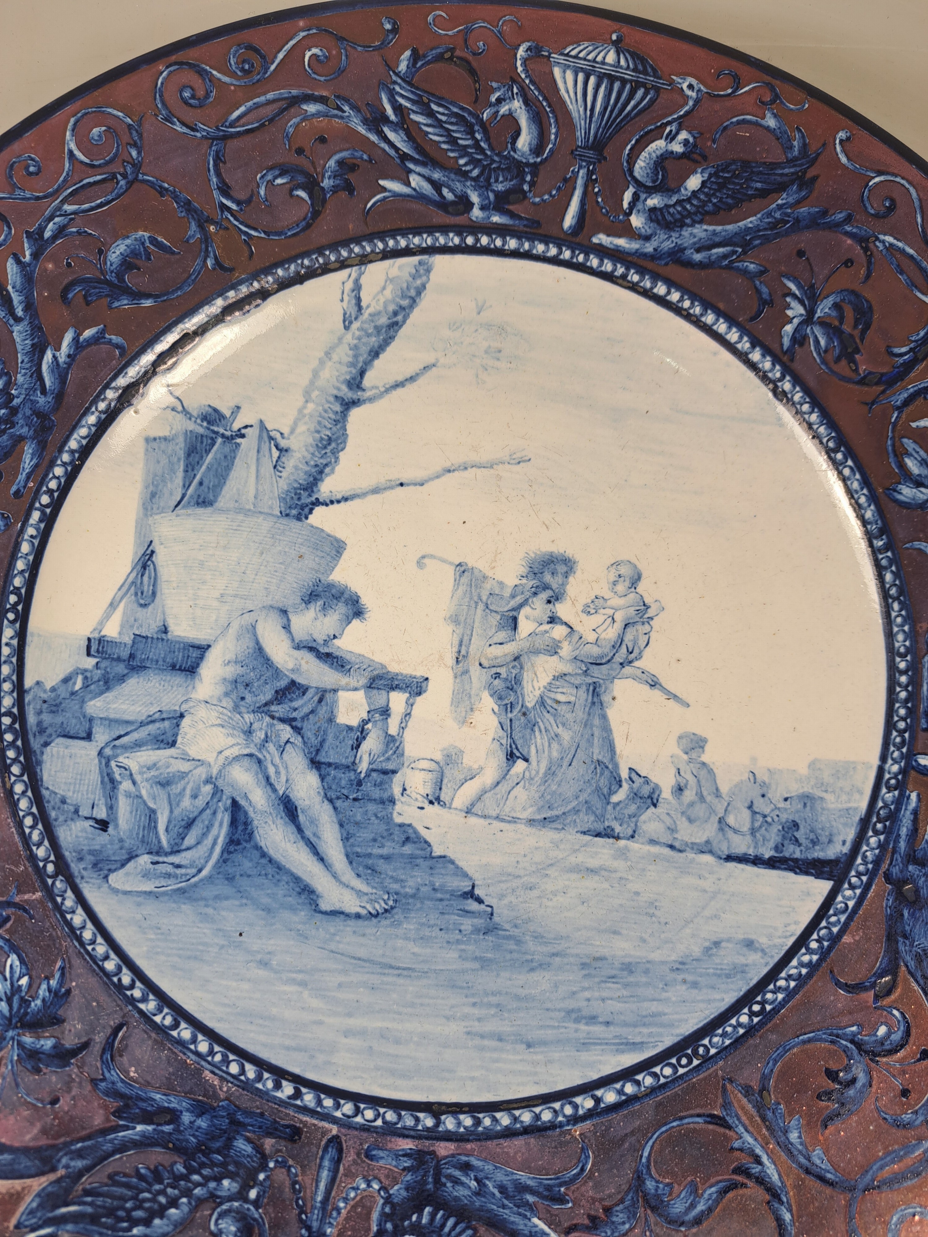 Detail c: Fayenceteller, Italien, 19. Jh., mit umlaufenden Renaissancedekor staffiert, lüstriert, im Spiegel feine figürliche Handbemalung, D. ca. 37 cm