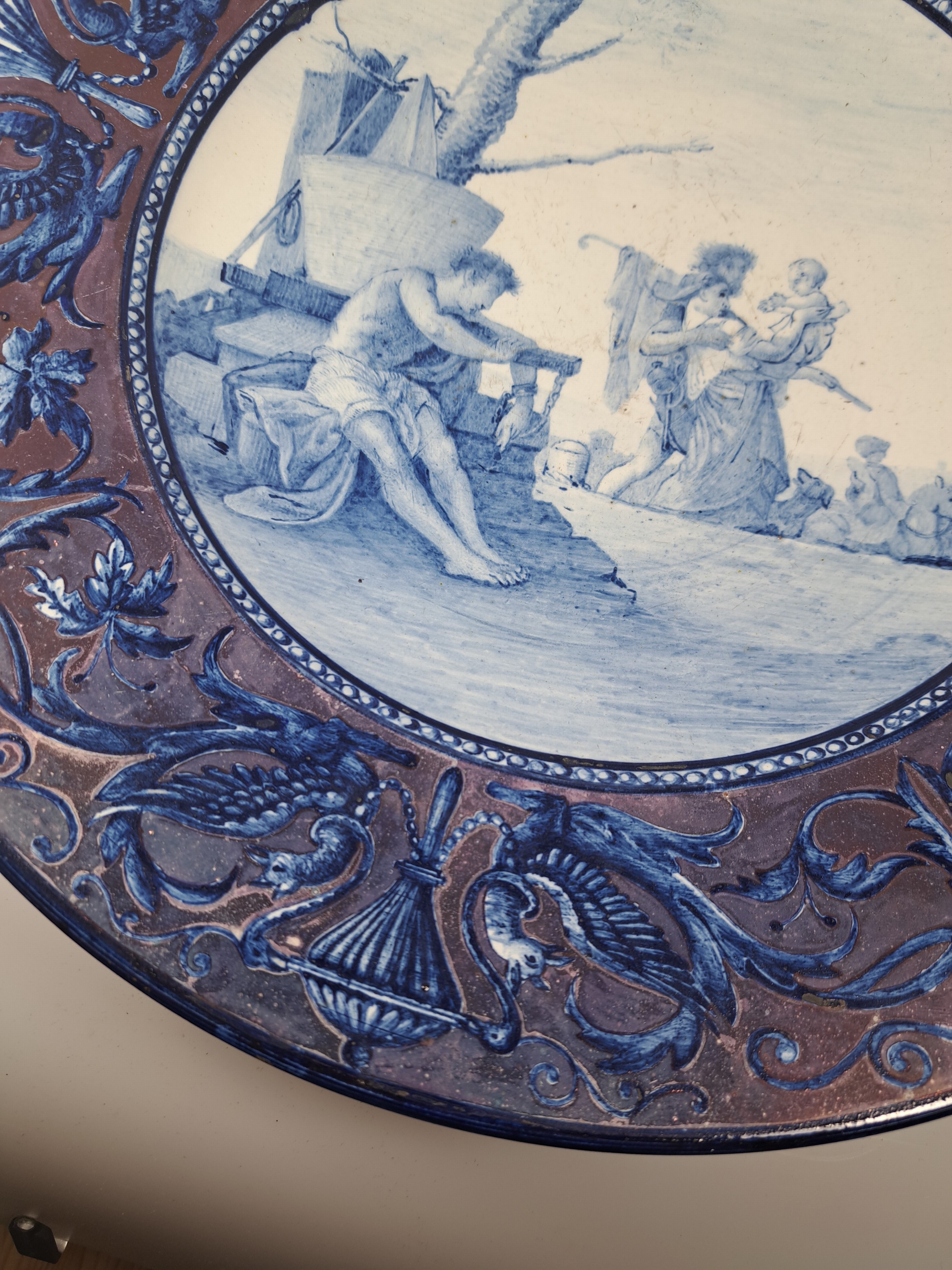 Detail e: Fayenceteller, Italien, 19. Jh., mit umlaufenden Renaissancedekor staffiert, lüstriert, im Spiegel feine figürliche Handbemalung, D. ca. 37 cm