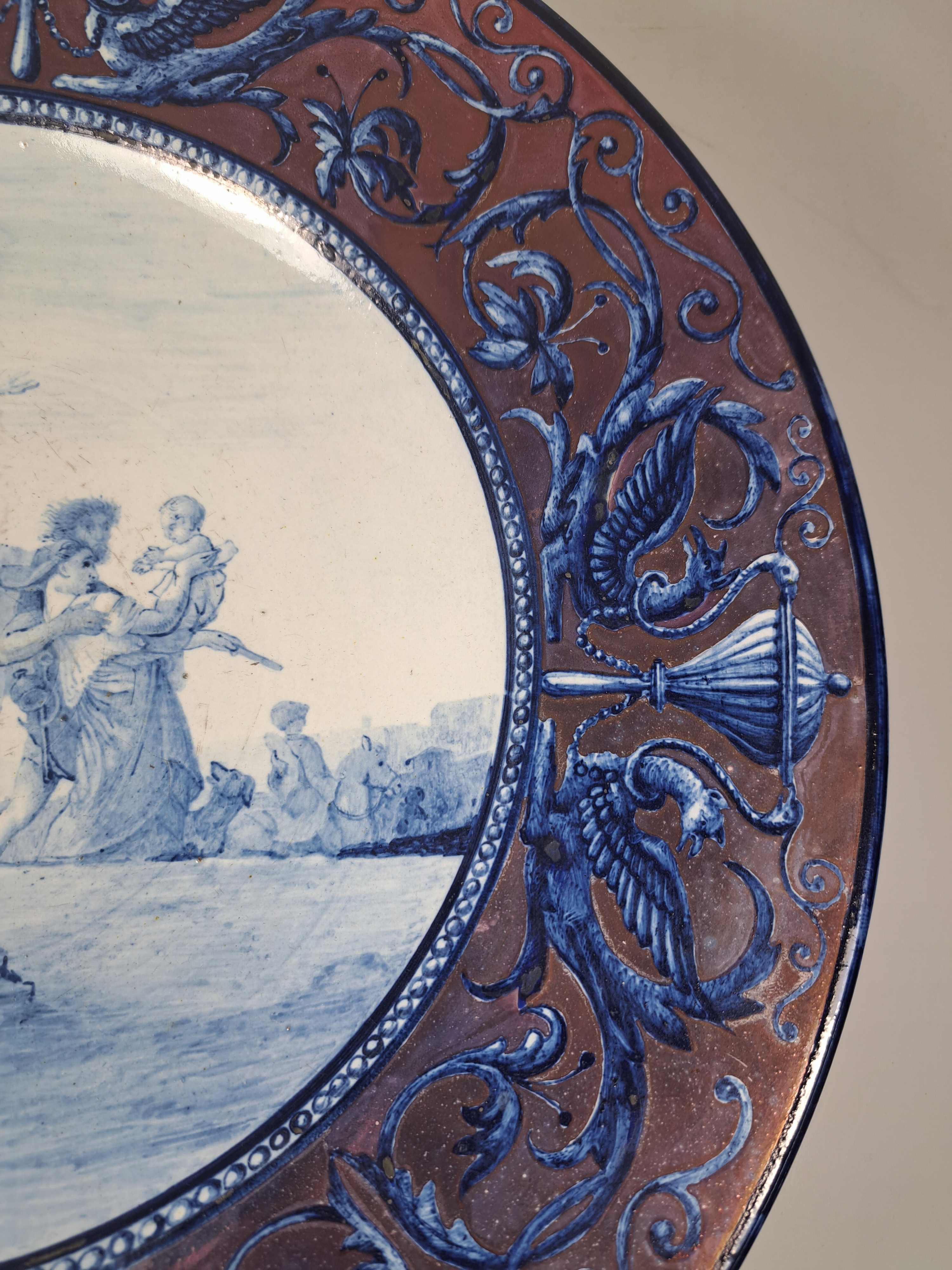 Detail f: Fayenceteller, Italien, 19. Jh., mit umlaufenden Renaissancedekor staffiert, lüstriert, im Spiegel feine figürliche Handbemalung, D. ca. 37 cm