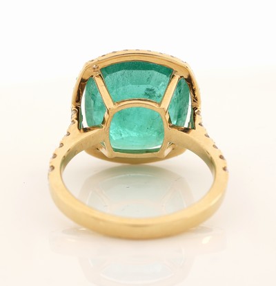 27071556c - 18 kt Gold Smaragd-Brillant-Ring, GG 750/000 gepr., facett. Smaragd im Kissenschliff ...