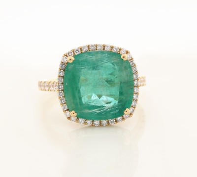 27071559a - 18 kt Gold Smaragd-Brillant-Ring, GG 750/000 gepr., facett. Smaragd im Kissenschliff ...