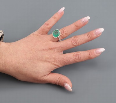 27071559d - 18 kt Gold Smaragd-Brillant-Ring, GG 750/000 gepr., facett. Smaragd im Kissenschliff ...