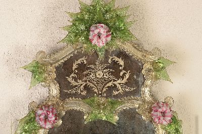 27071564a - Venezianischer Wandspiegel, Murano, um 1900, geschweifte Form, Glasaufbau in Form von ...
