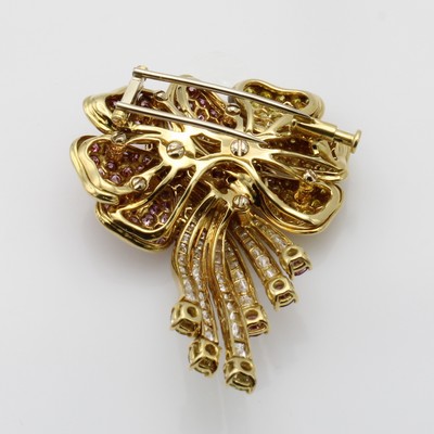 27071571a - Brosche mit Brillanten, GG 750/000, Brill. zus. ca. 4.80 ct feines Weiß/vs u. fancy ...