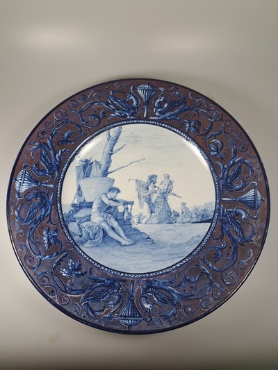 27071598a - Fayenceteller, Italien, 19. Jh., mit umlaufenden Renaissancedekor staffiert, lüstriert, ...