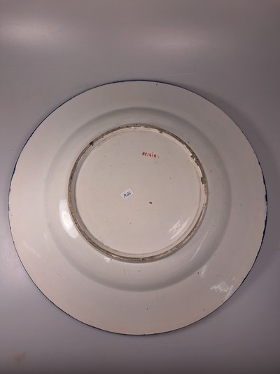 27071598g - Fayenceteller, Italien, 19. Jh., mit umlaufenden Renaissancedekor staffiert, lüstriert, ...