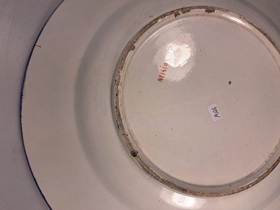 27071598j - Fayenceteller, Italien, 19. Jh., mit umlaufenden Renaissancedekor staffiert, lüstriert, ...