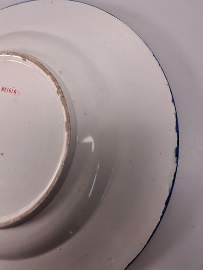 27071598k - Fayenceteller, Italien, 19. Jh., mit umlaufenden Renaissancedekor staffiert, lüstriert, ...