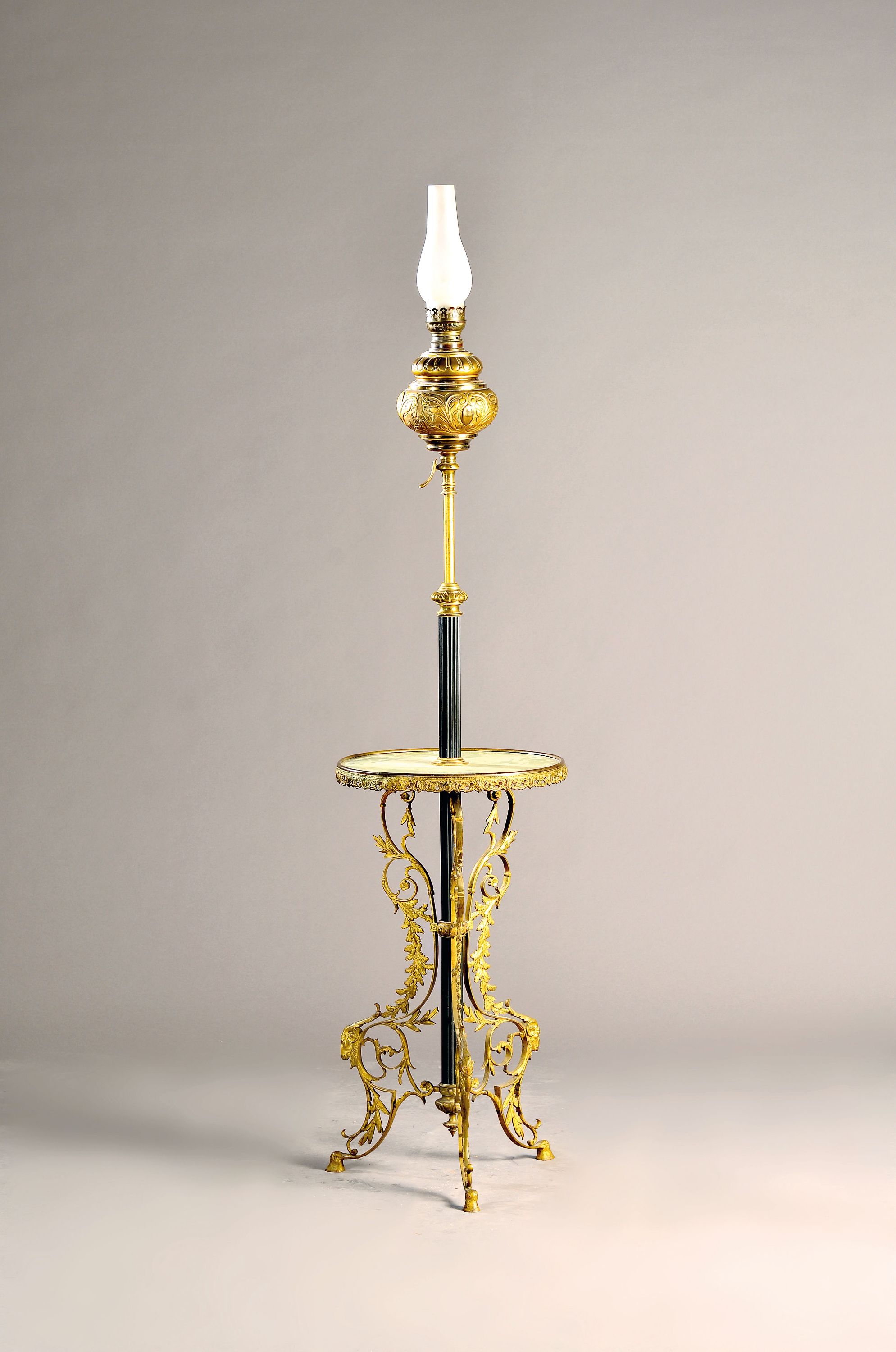 Image 27071601 - Stand-Petroleumlampe mit integriertem, kleinem Tisch, Frankreich, um 1900, Onyxplatte, ...